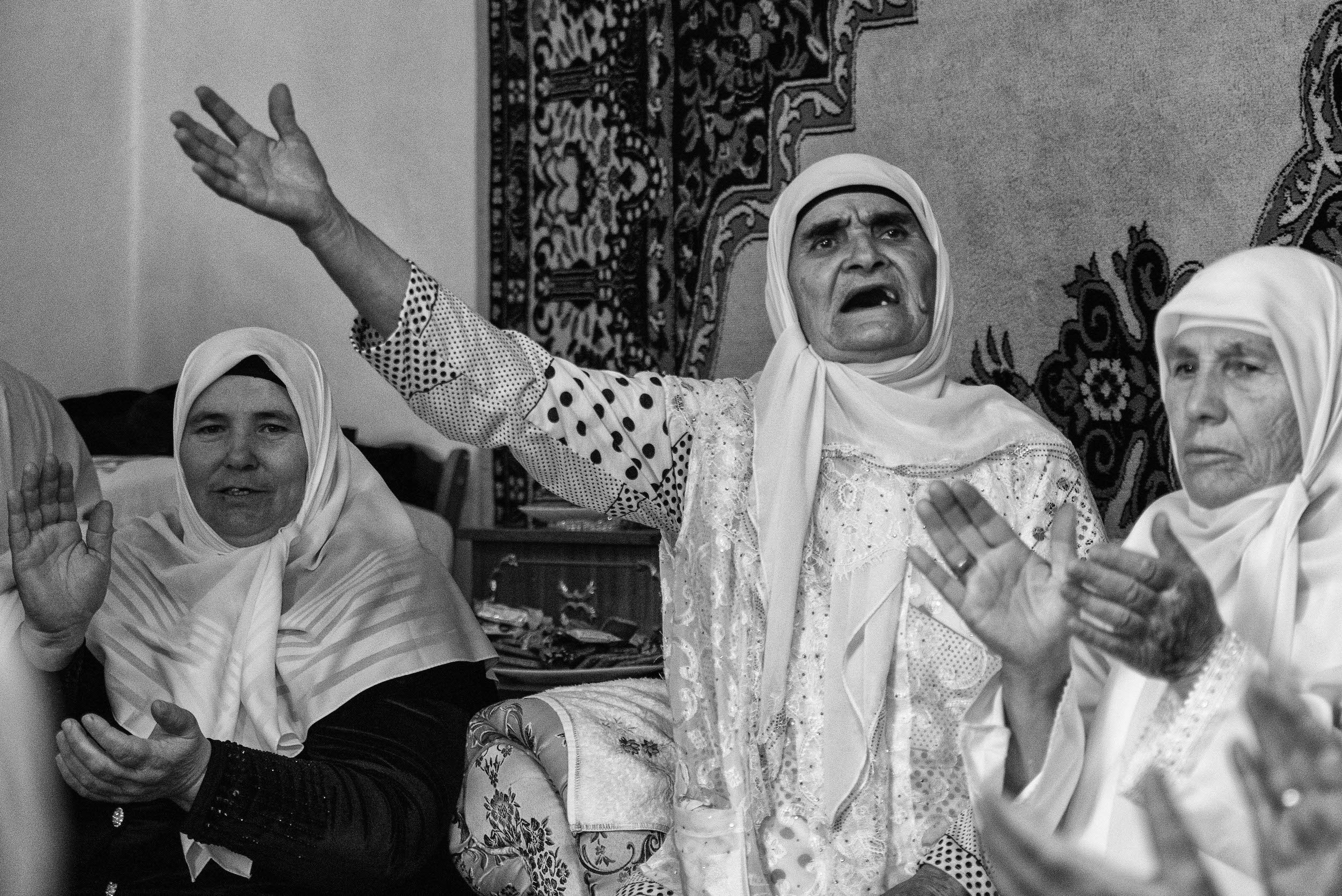 В некоторых братствах женщины также проводят свои зикры.