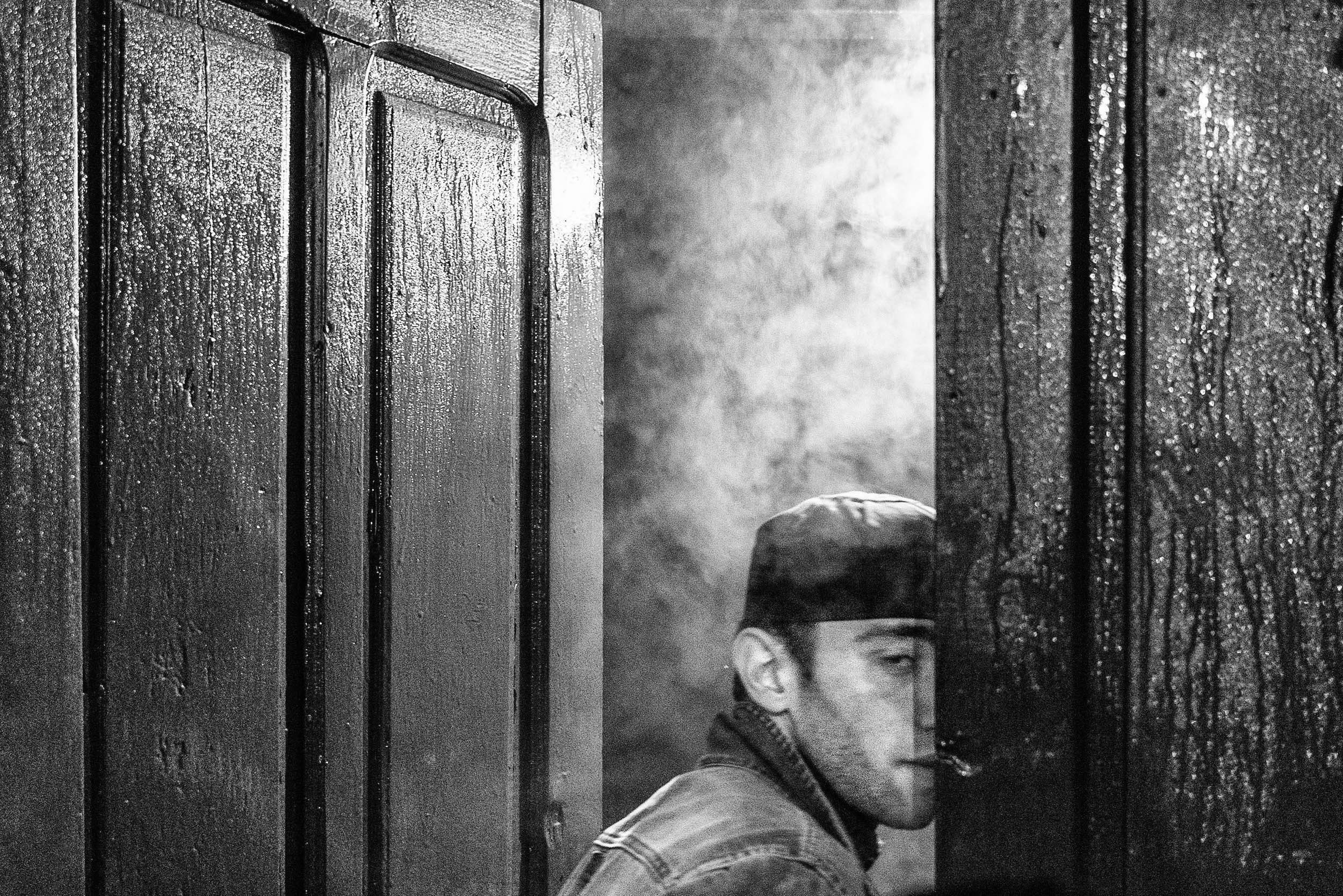 Зимой зикры часто проводят внутри дома. В комнате жарко и влажно, как в бане.