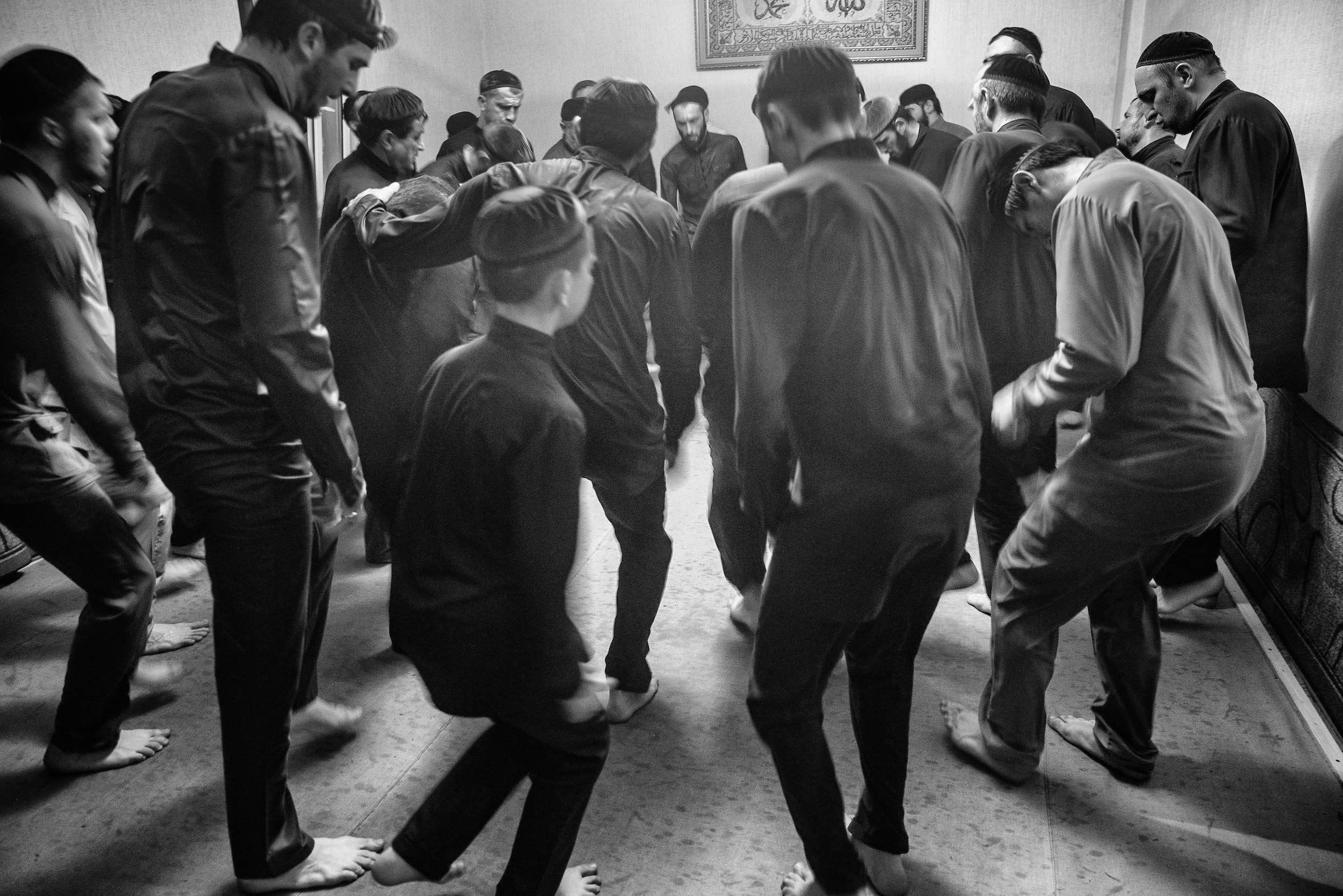 Хотя некоторые суфийские обряды выглядят как танец, их участники настроены серьезно – зикры часто проводятся после смерти члена общины.