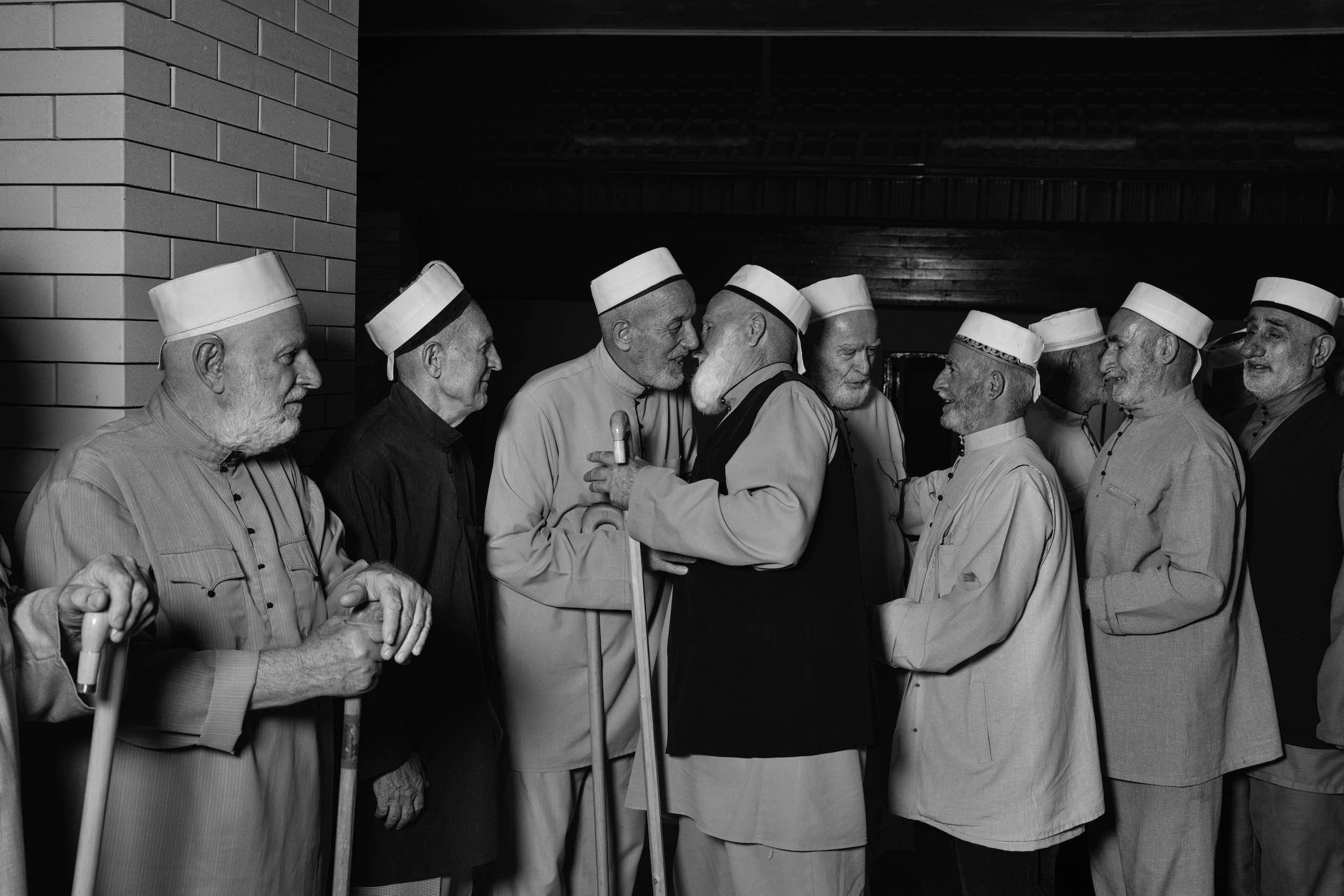 Старейшины братства чиммирзоевцев в селении Майртуп приветствуют друг друга перед зикром.