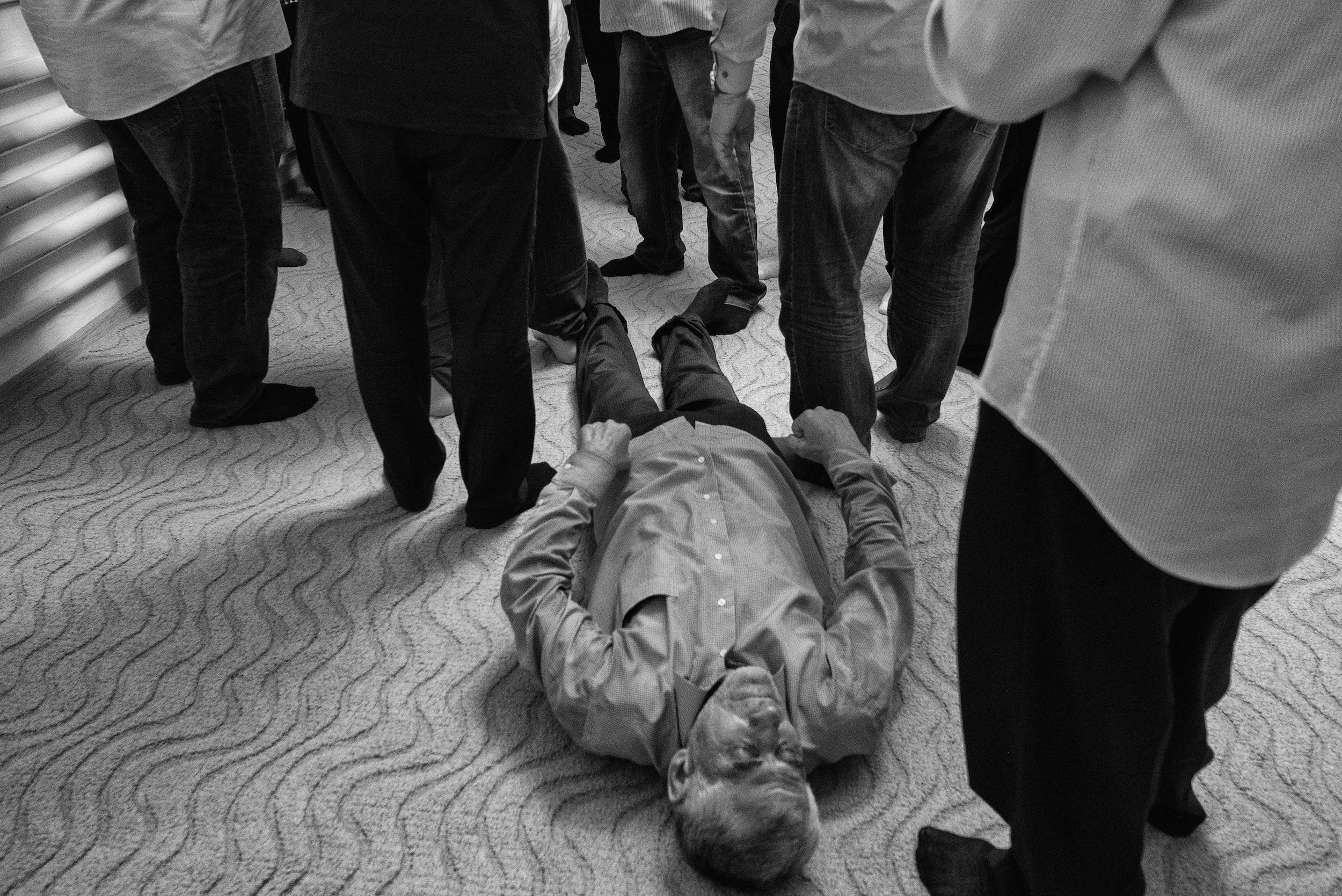 Мюрид громко разговаривал с кем-то невидимым, затем упал без сознания. Остальные участники сочли это особым благословением.