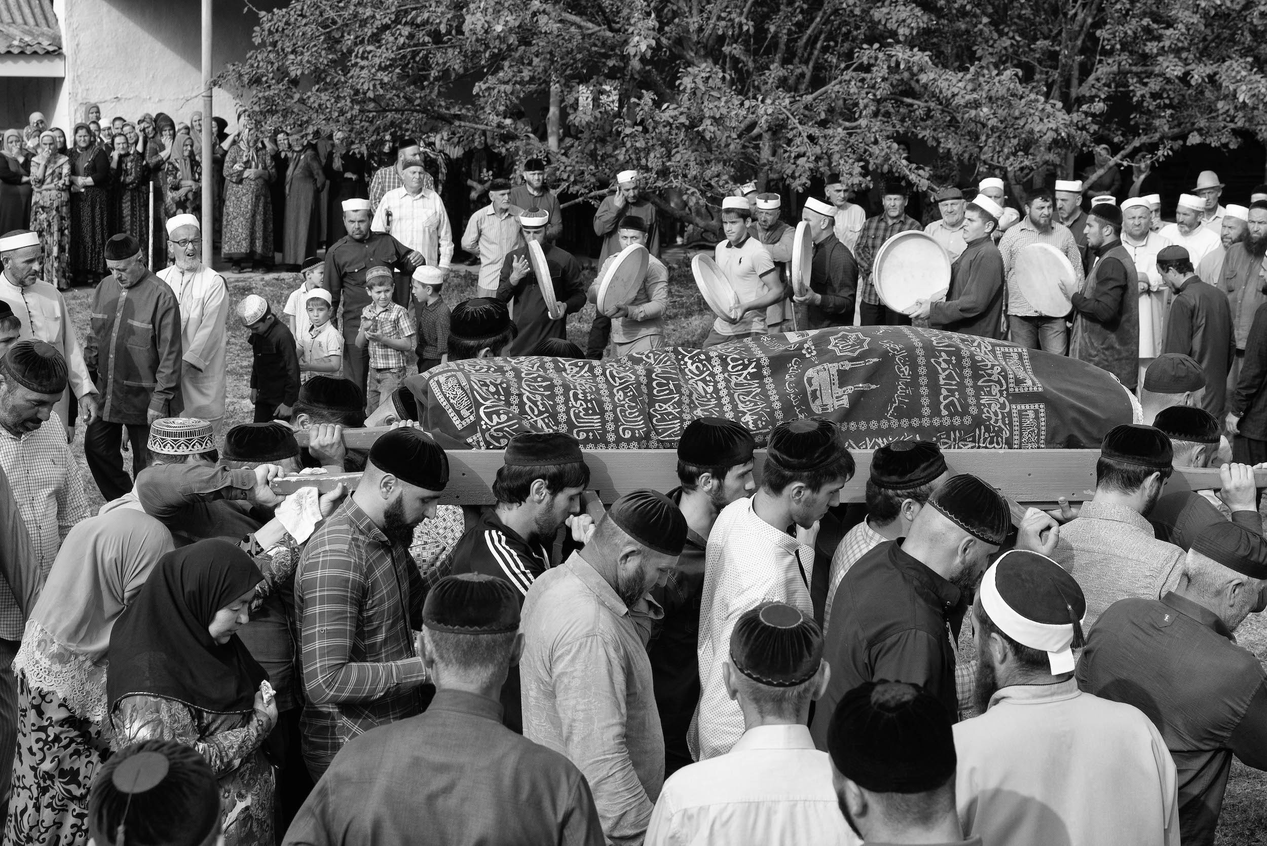 Тело умершей в последний раз кружится в зикре перед отправлением на кладбище.