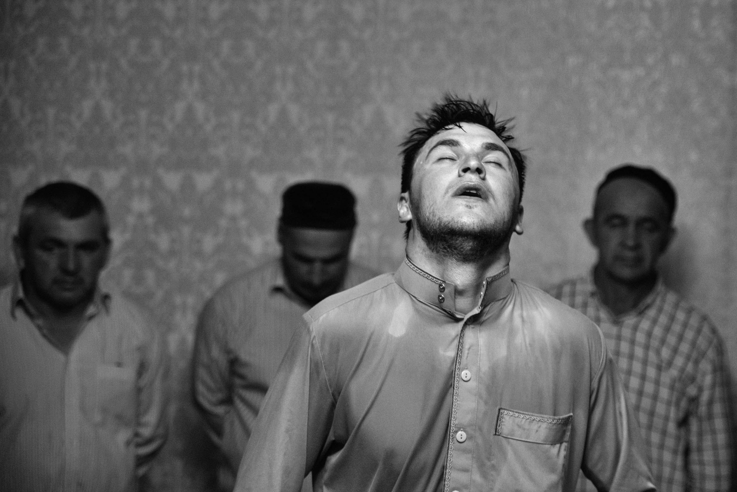 Некоторые манишейховцы быстро впадают в транс. Это состояние одобряют далеко не все братства.