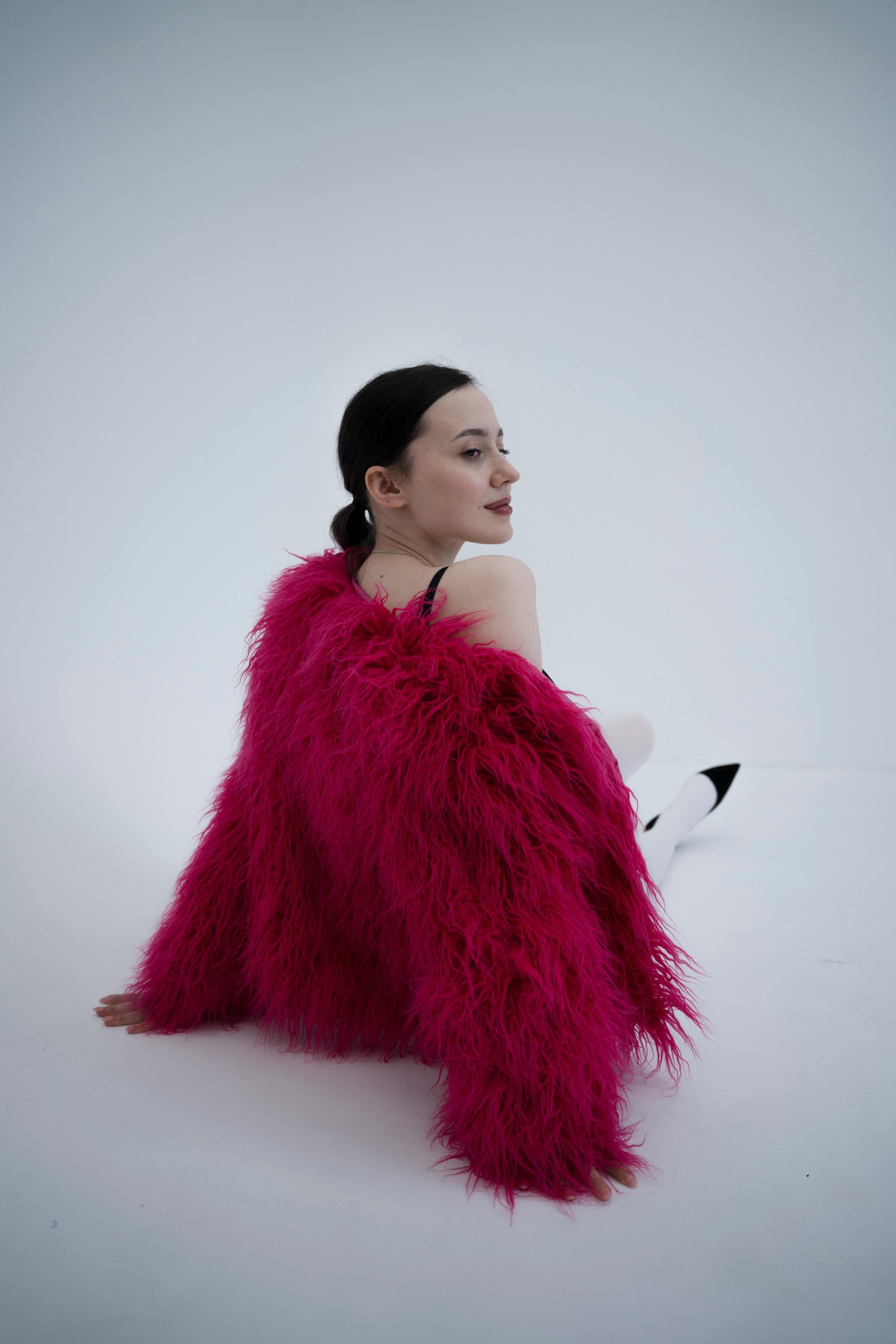 ДЕВОЧКА НА ШАРЕ. Главная