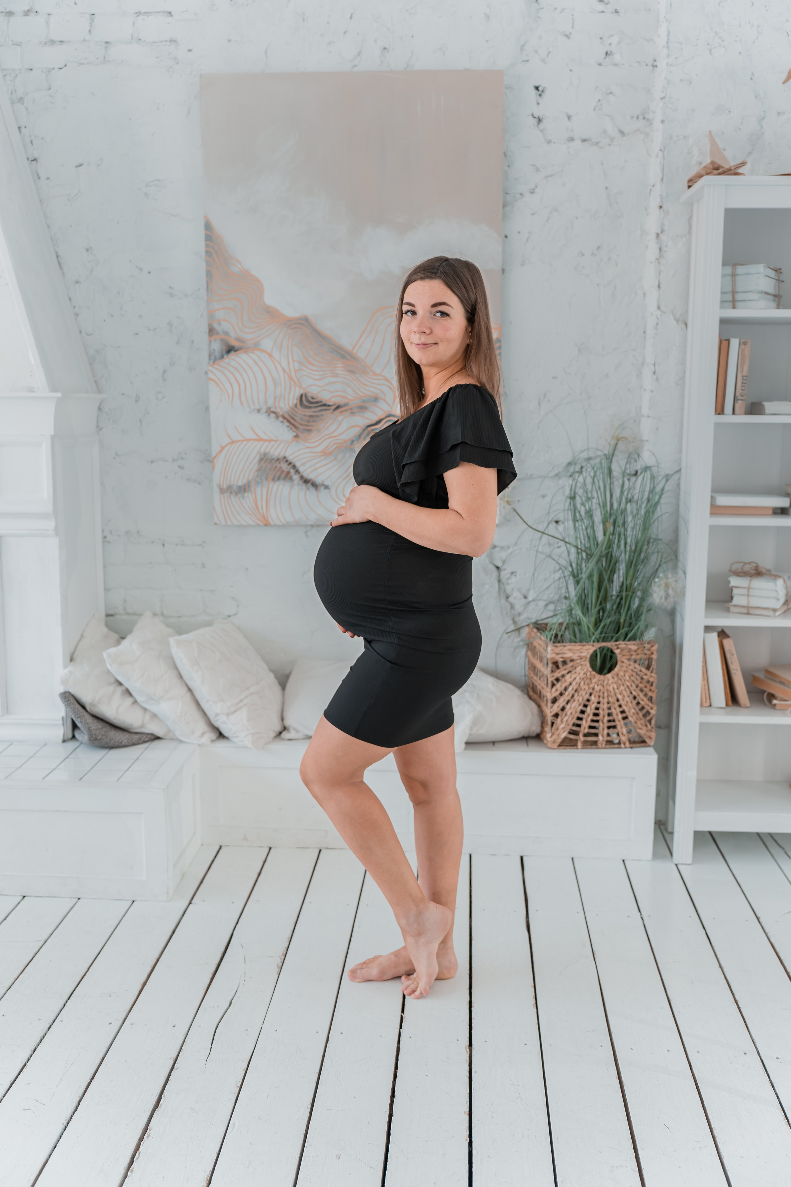 фотосессия беременной девушки в ожидании малыша в студии