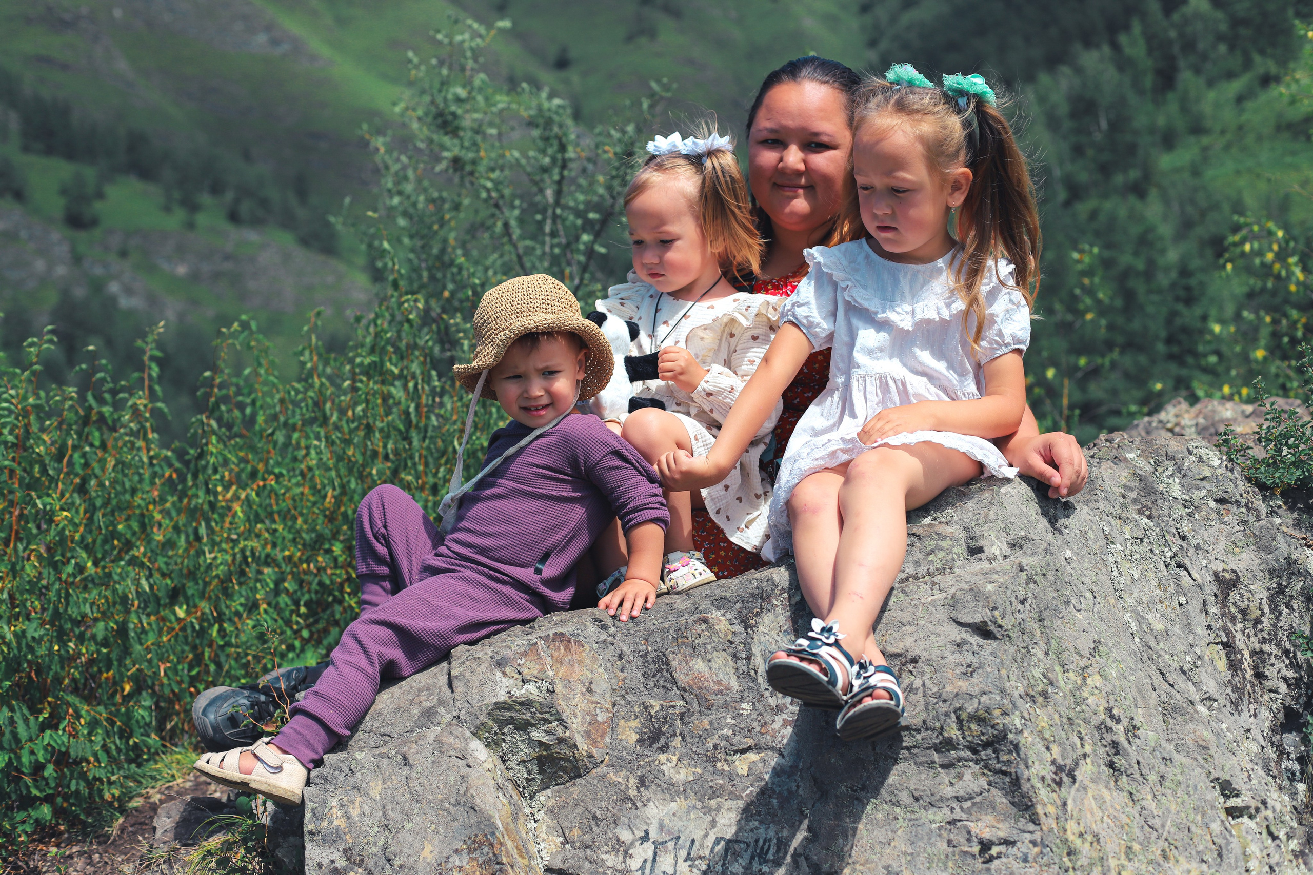 Антонида с дочками. Фотограф Нина Брандт в Горном Алтае