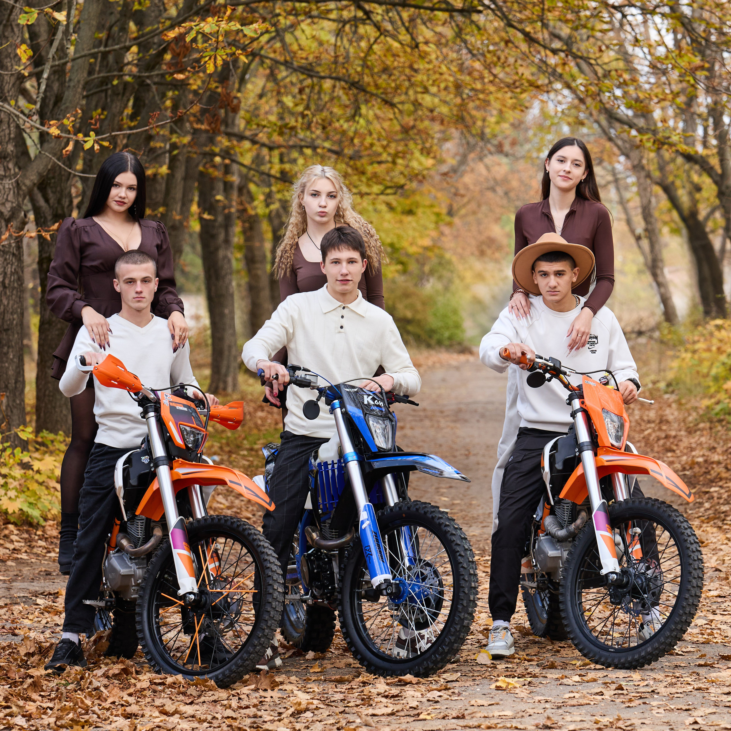 ШКОЛЬНИКИ. АМВРОСИЕВКА. ПАРК. Фотограф Татаринов Андрей (Донецк / Макеевка)