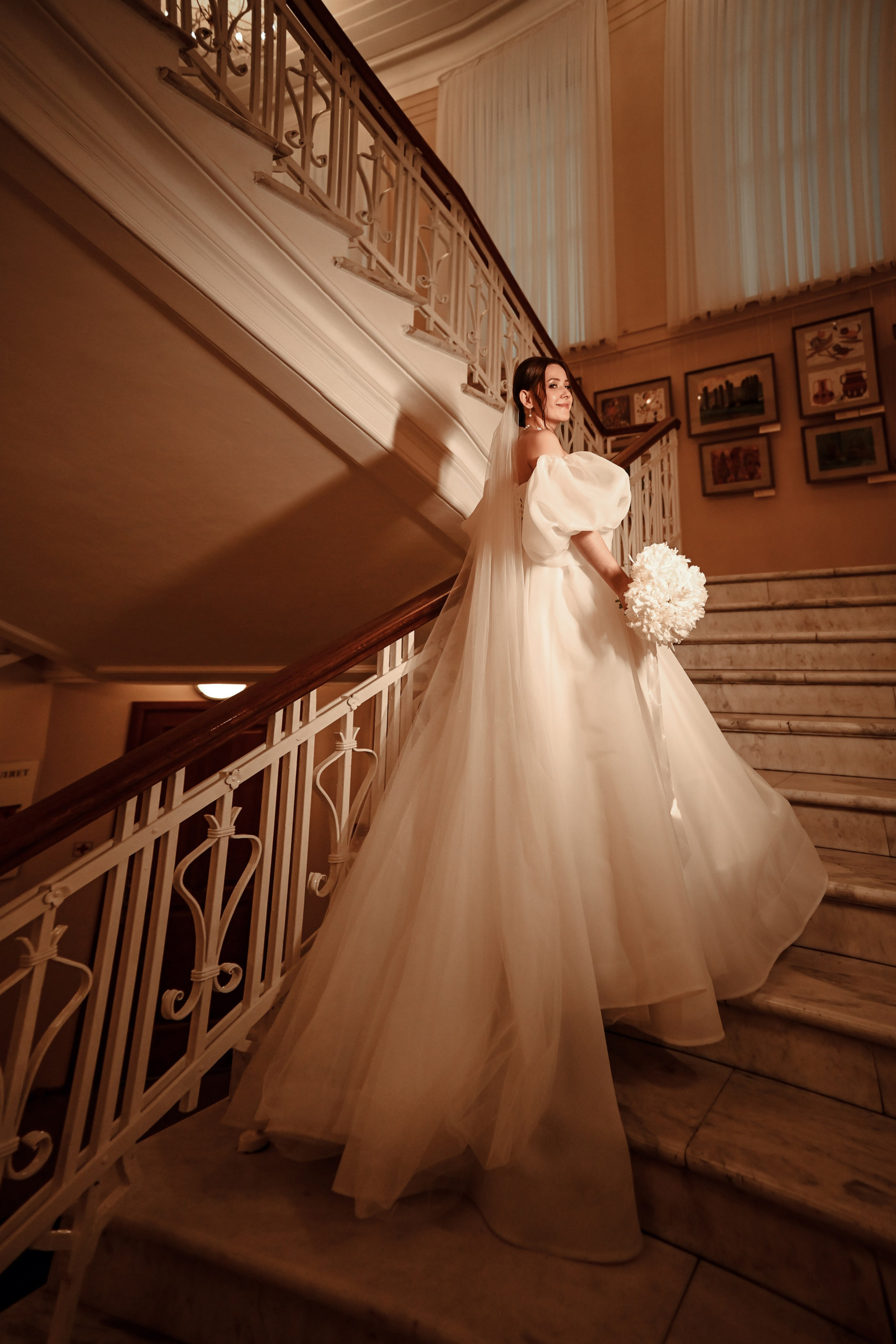 Небольшая свадебная серия в музее и прогулкой под дождем Эльмиры и Ризата. Свадебный, семейный, детский, контент фотограф в Омске Максим Ильин