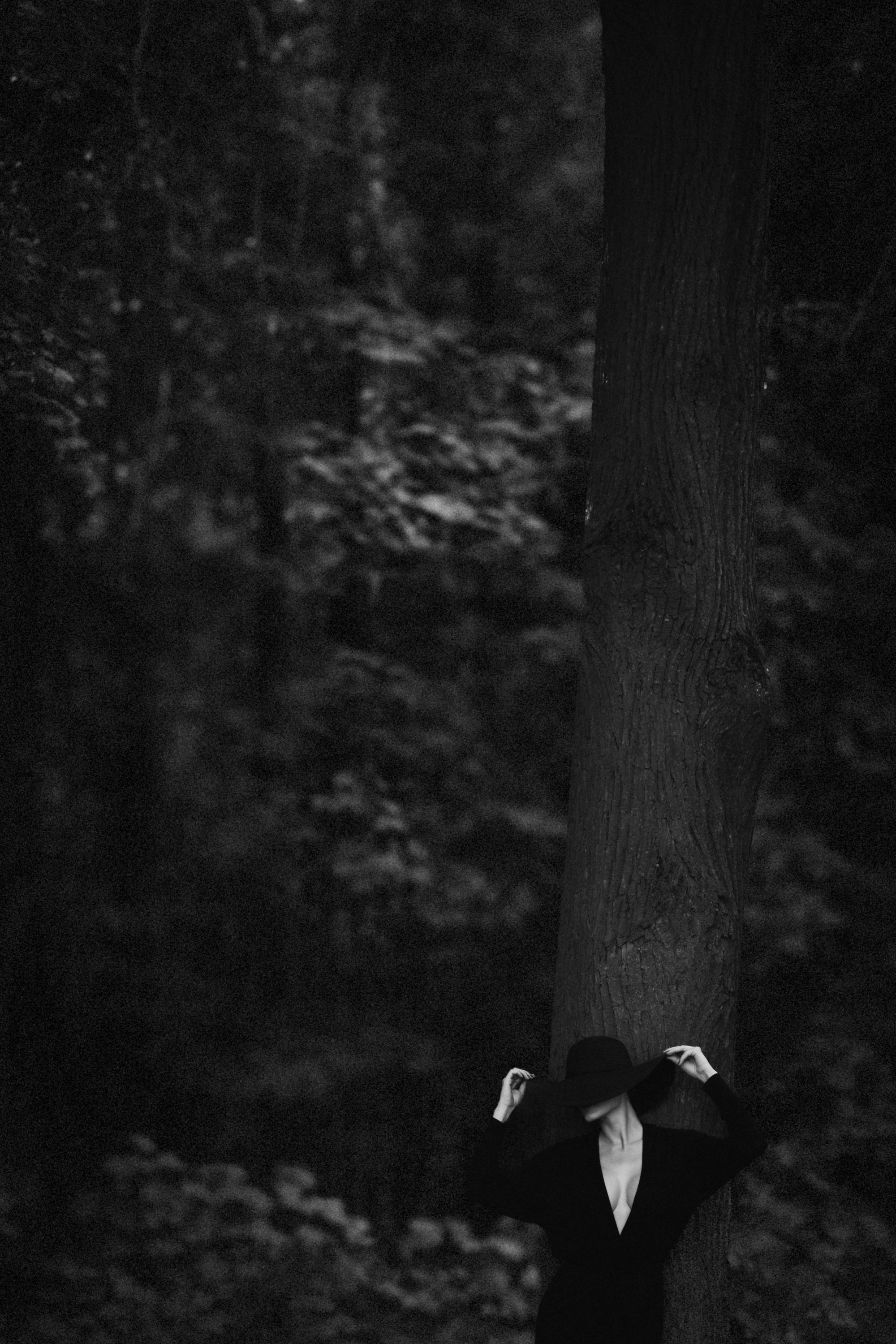 Девушка у дерева