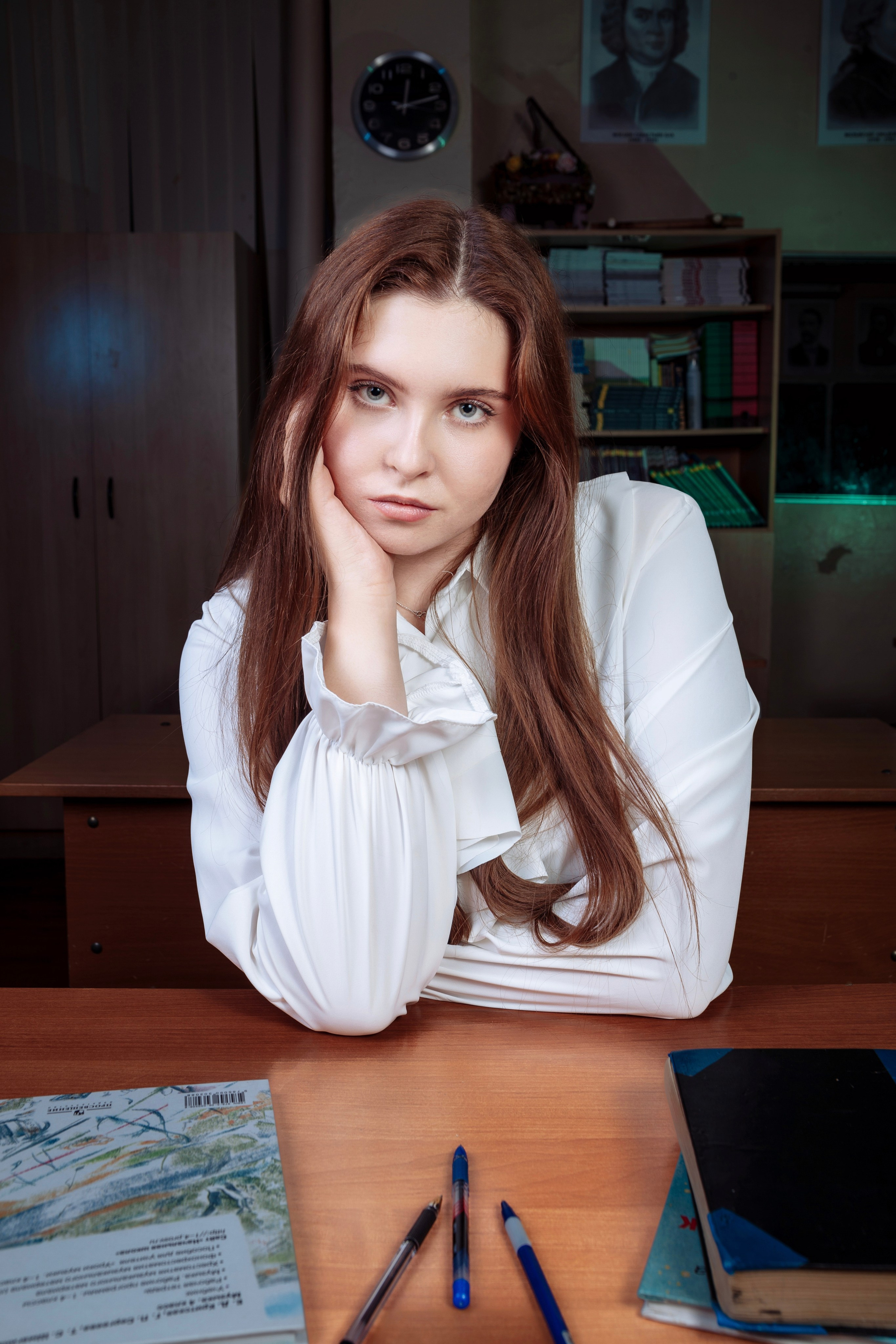 Съемка для выпускного альбома 9 класса с цветным светом в школьном классе. Фотограф в Москве и Московской области Олег Подлесных