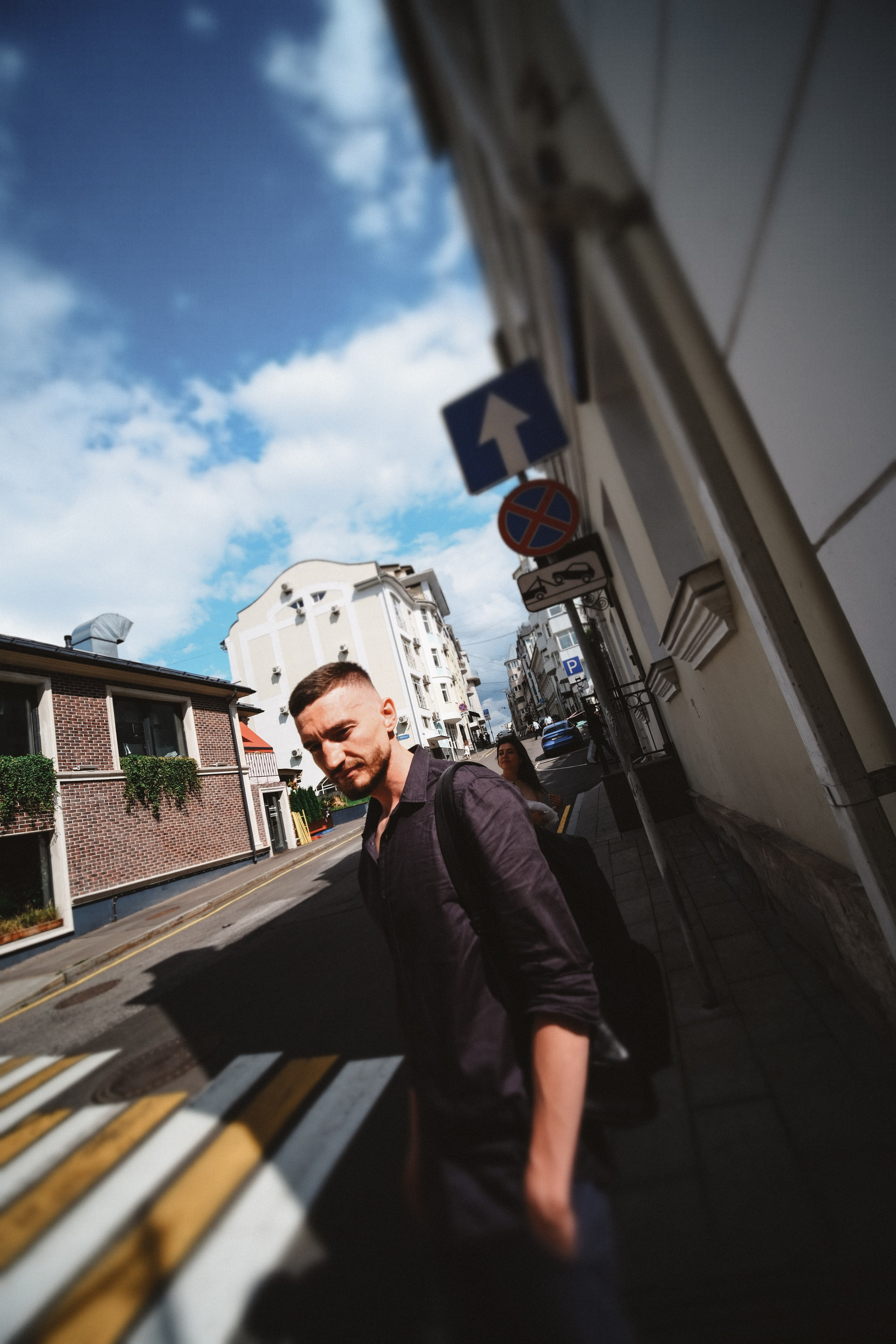 Портрет парня на широкий объектив. Вокруг здания.