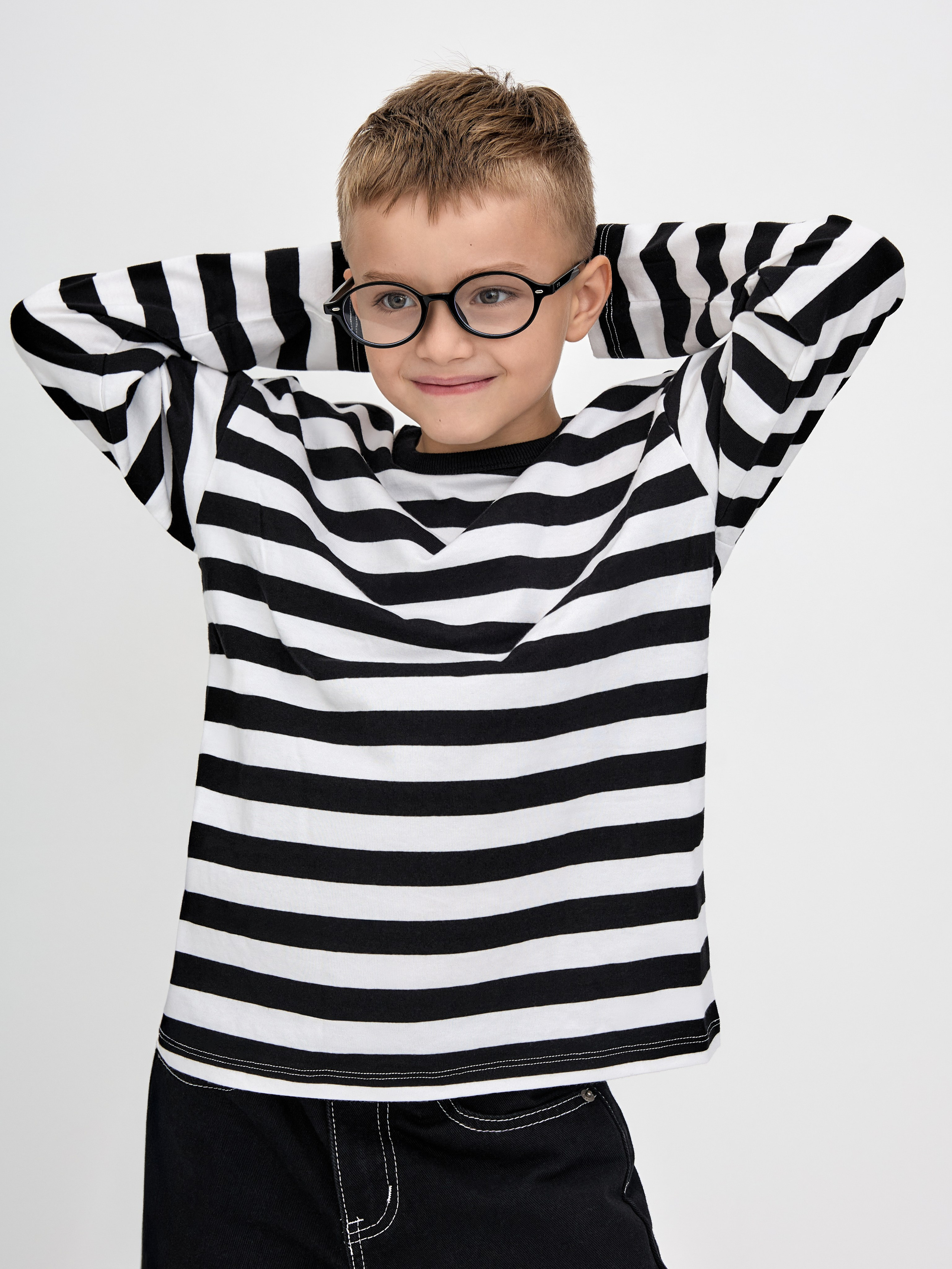 Мальчик 7 лет в очках и свитшоте в полоску