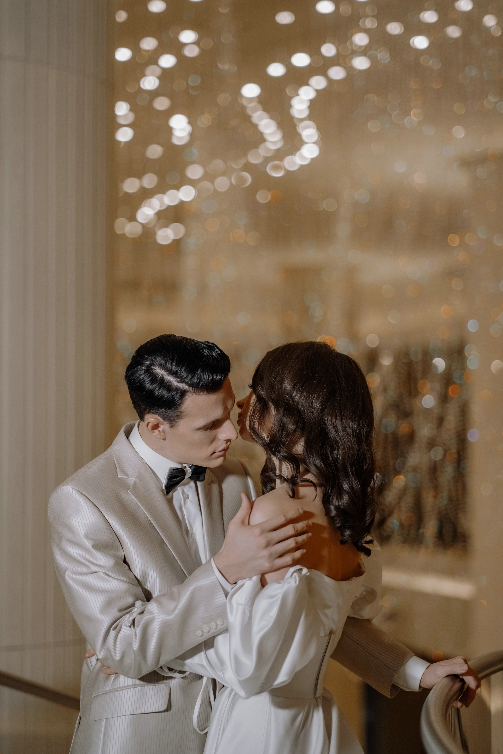 Фотосессия свадьбы на лестнице в Hyatt Regency Moscow Petrovsky Park. Свадебный и семейный фотограф в Москве Светлана Зоткина