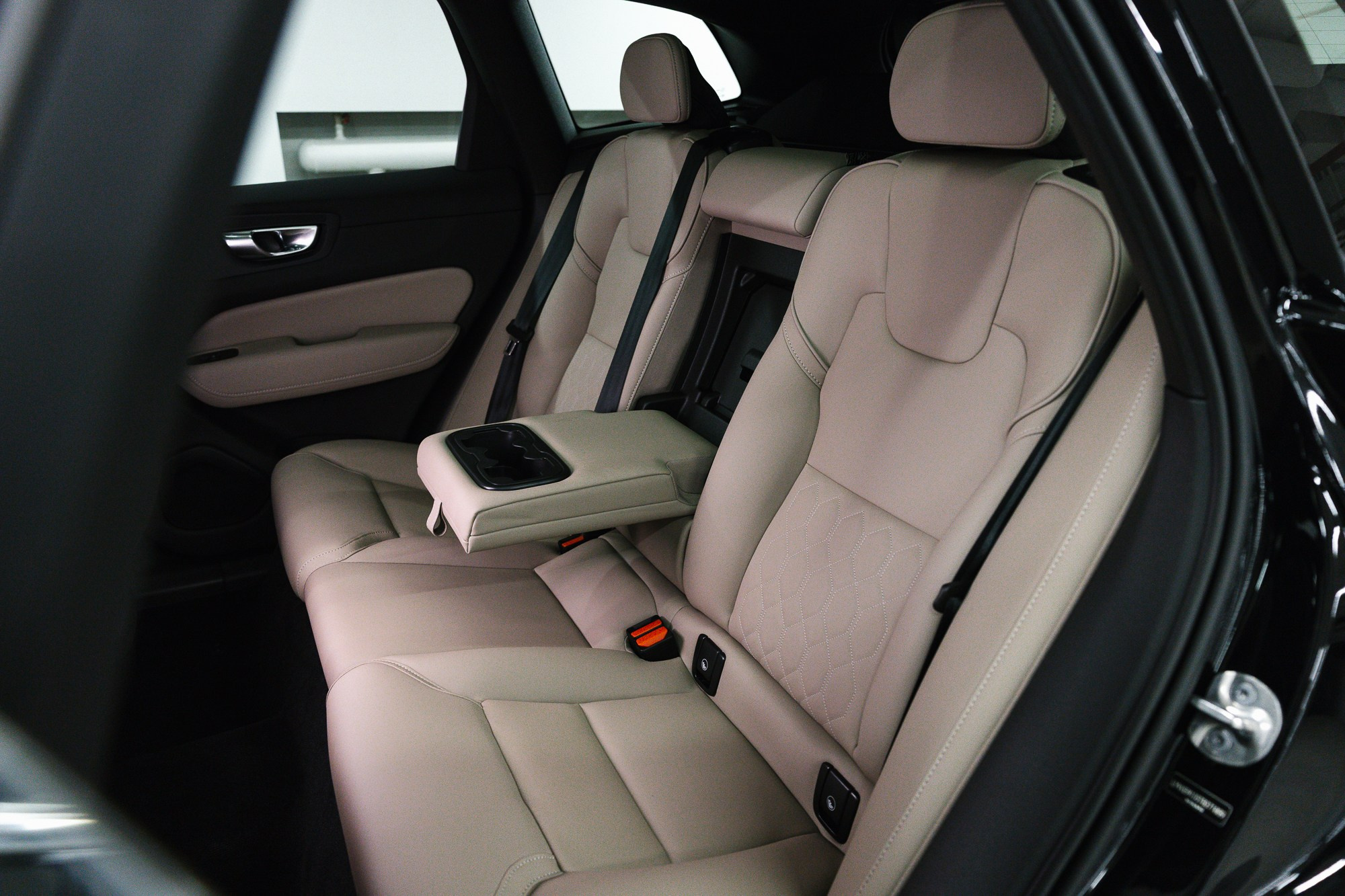 Volvo XC60 2.0 T5 4WD AT (250 л. с.). Автосалон «Х-Авто»