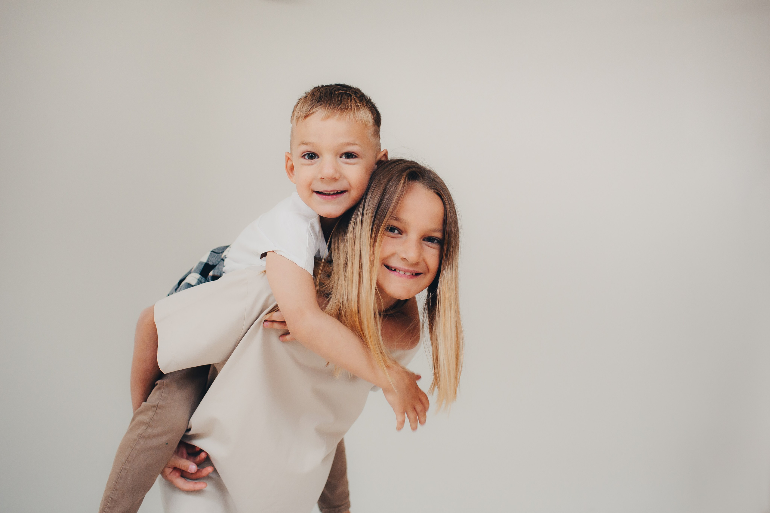 Семейная съёмка на белом фоне. Фотограф Евгения Мальцева, Архангельск