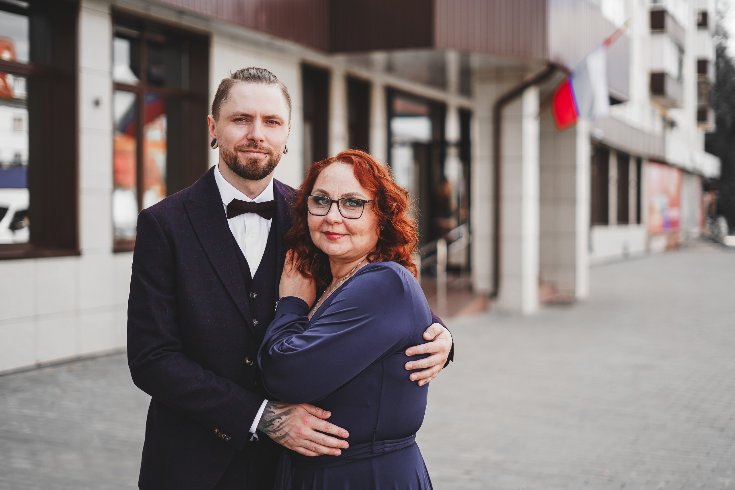 Жених с матерью обнимается возле загса