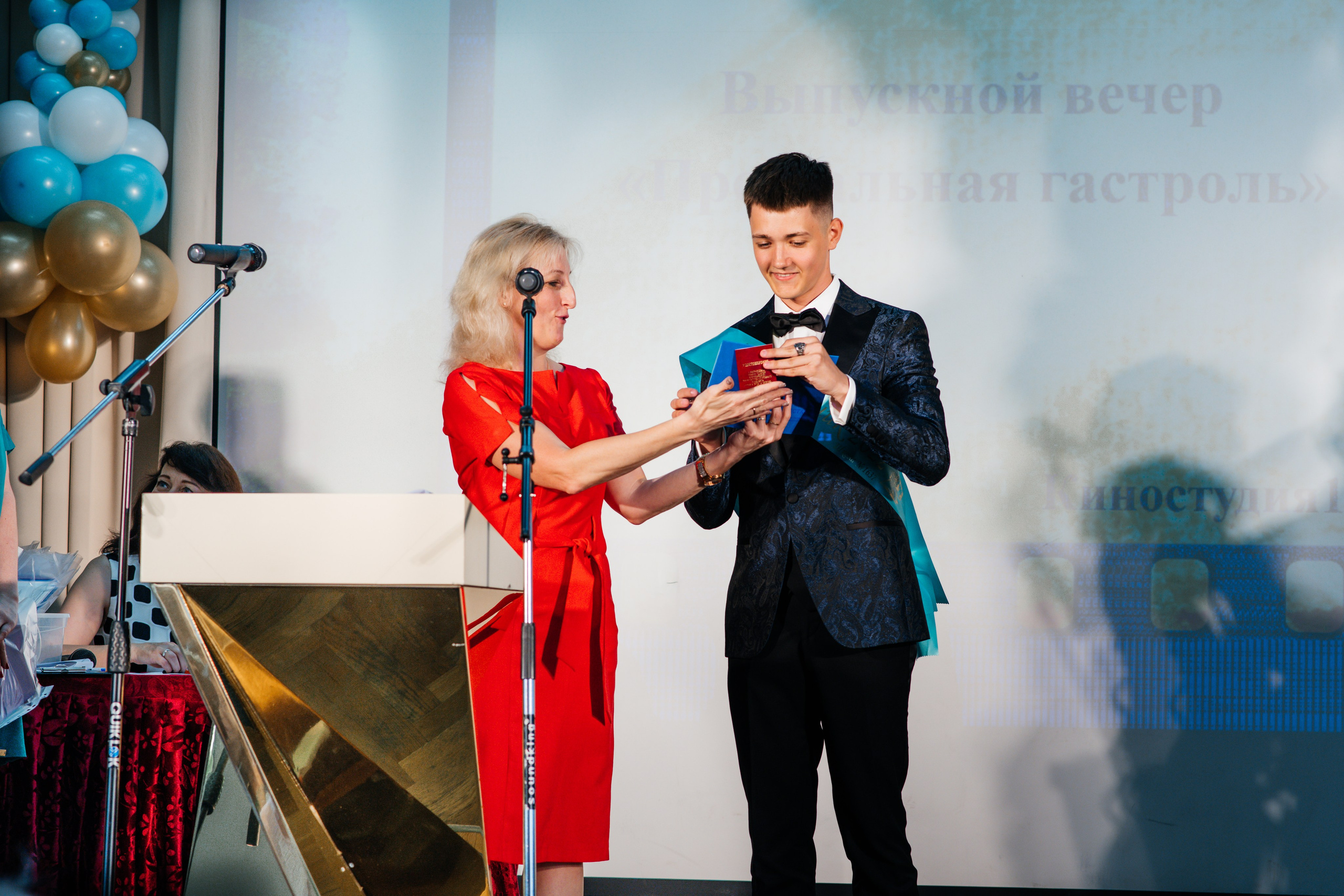 Вручение аттестатов. Выпускные альбомы в Подольске Москве и МО