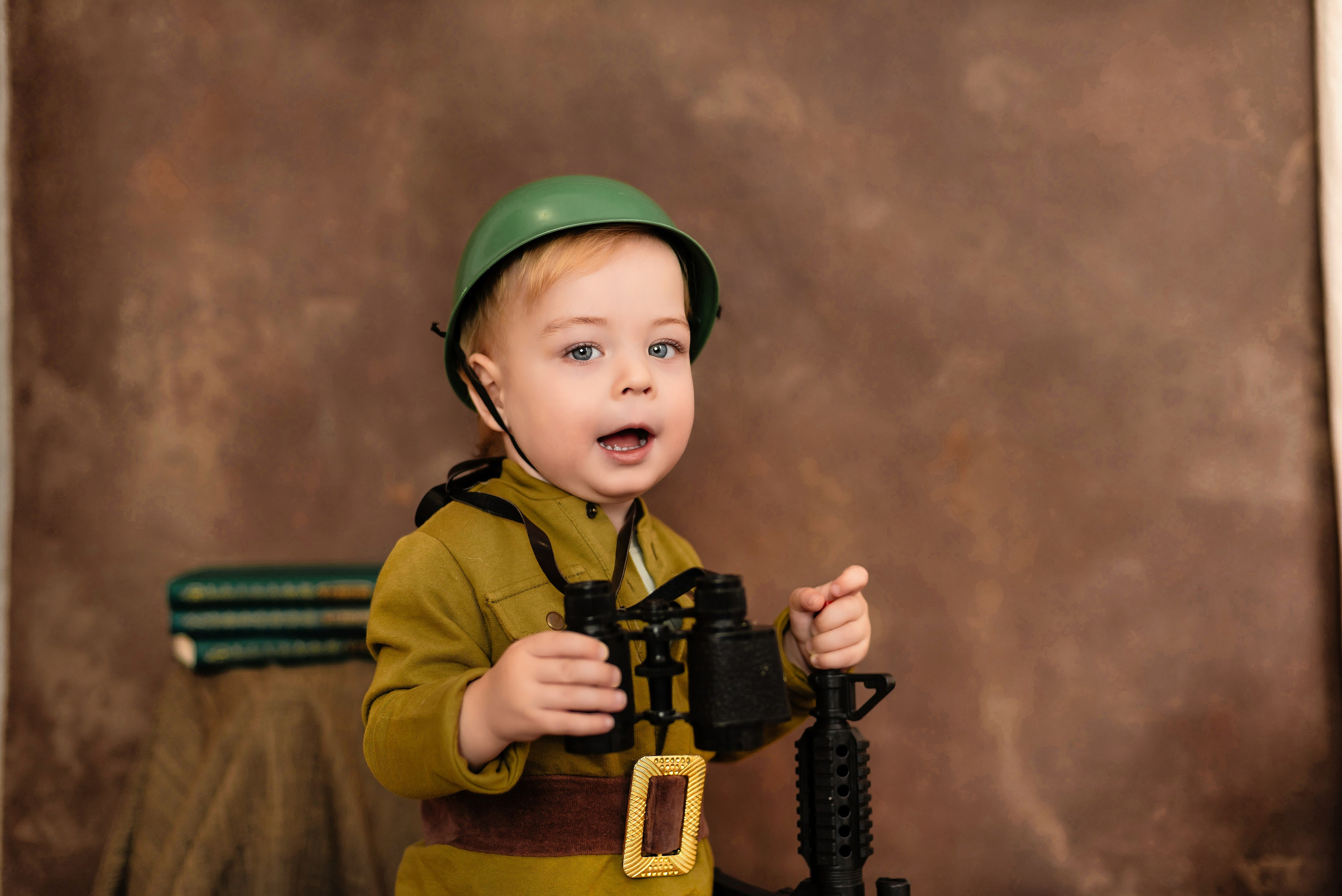 Детская фотосессия для малышей к 9 мая в Иркутске в костюмах в военной форме