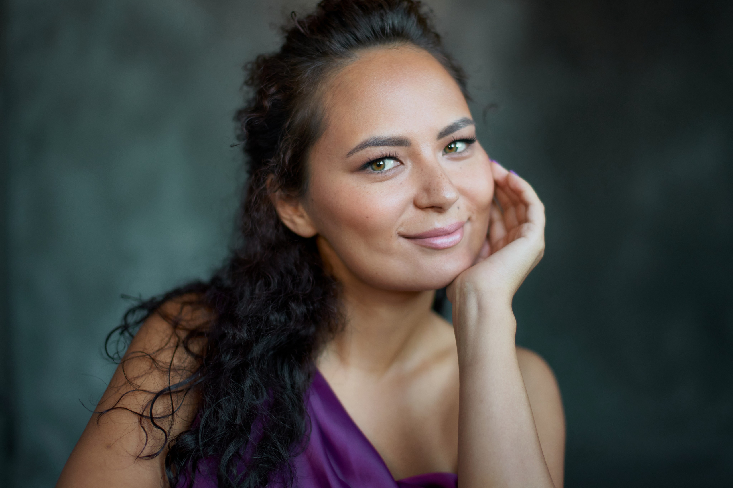 Чувственные портреты в темной студии для Анастасии. Репортажный и женский фотограф в Новосибирске