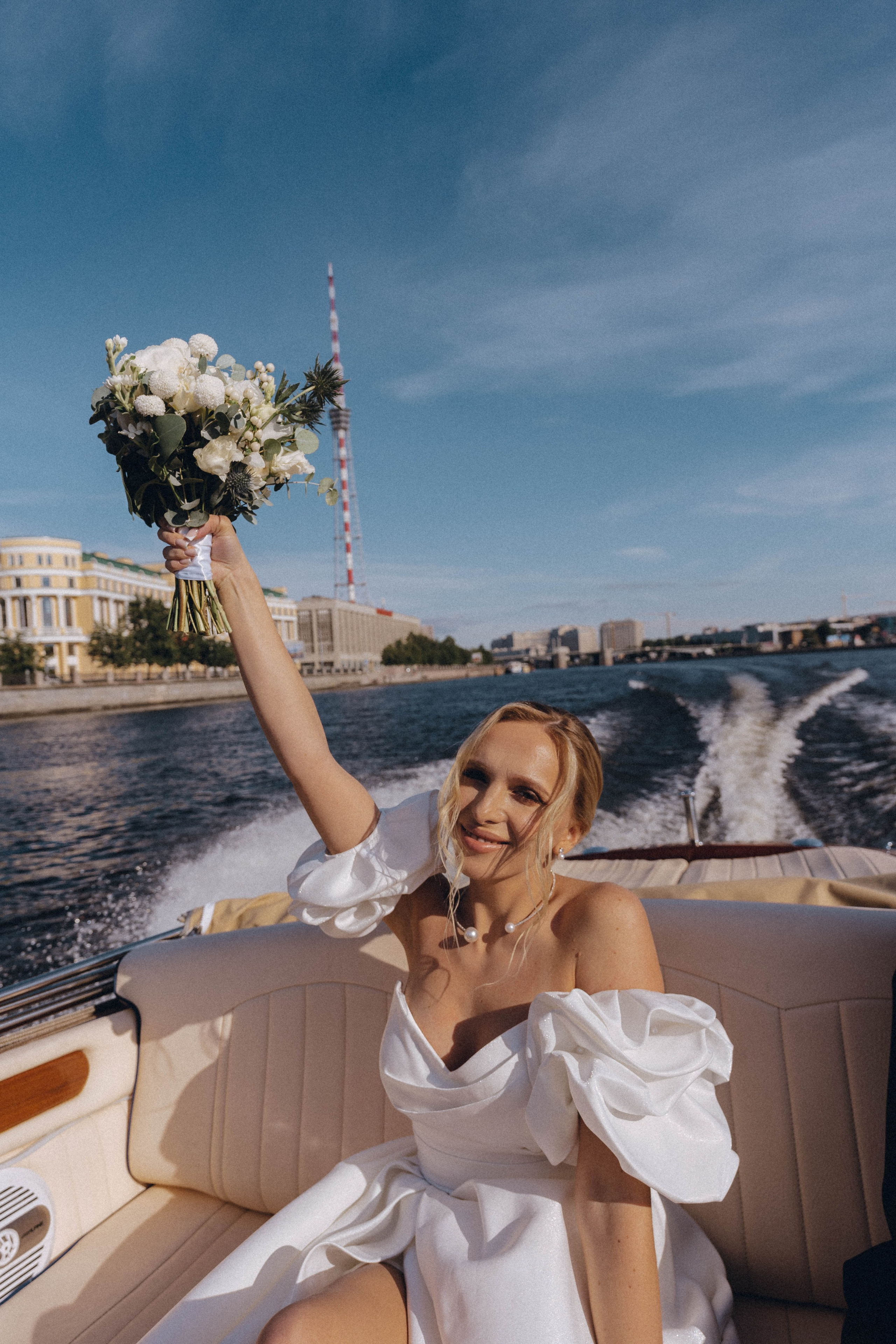 СВАДЕНБНАЯ СЬЕМКА НА КАТЕРЕ ПО КАНАЛАМ САНКТ-ПЕТЕРБУРГА И В АКВАТОРИИ НЕВЫ. Профессиональный фотограф, Санкт-Петербург — Виктория Богомолова
