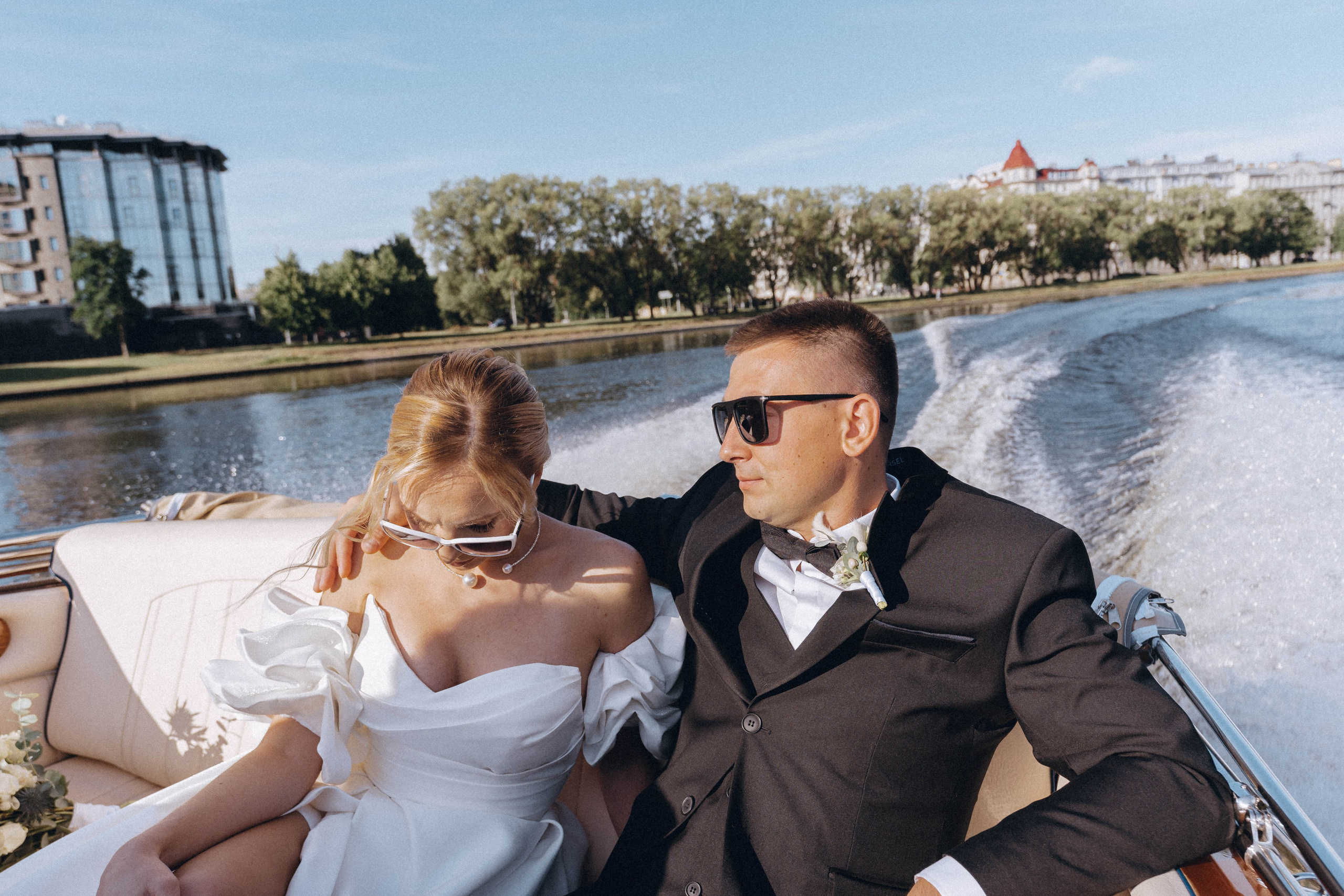 СВАДЕНБНАЯ СЬЕМКА НА КАТЕРЕ ПО КАНАЛАМ САНКТ-ПЕТЕРБУРГА И В АКВАТОРИИ НЕВЫ. Профессиональный фотограф, Санкт-Петербург — Виктория Богомолова