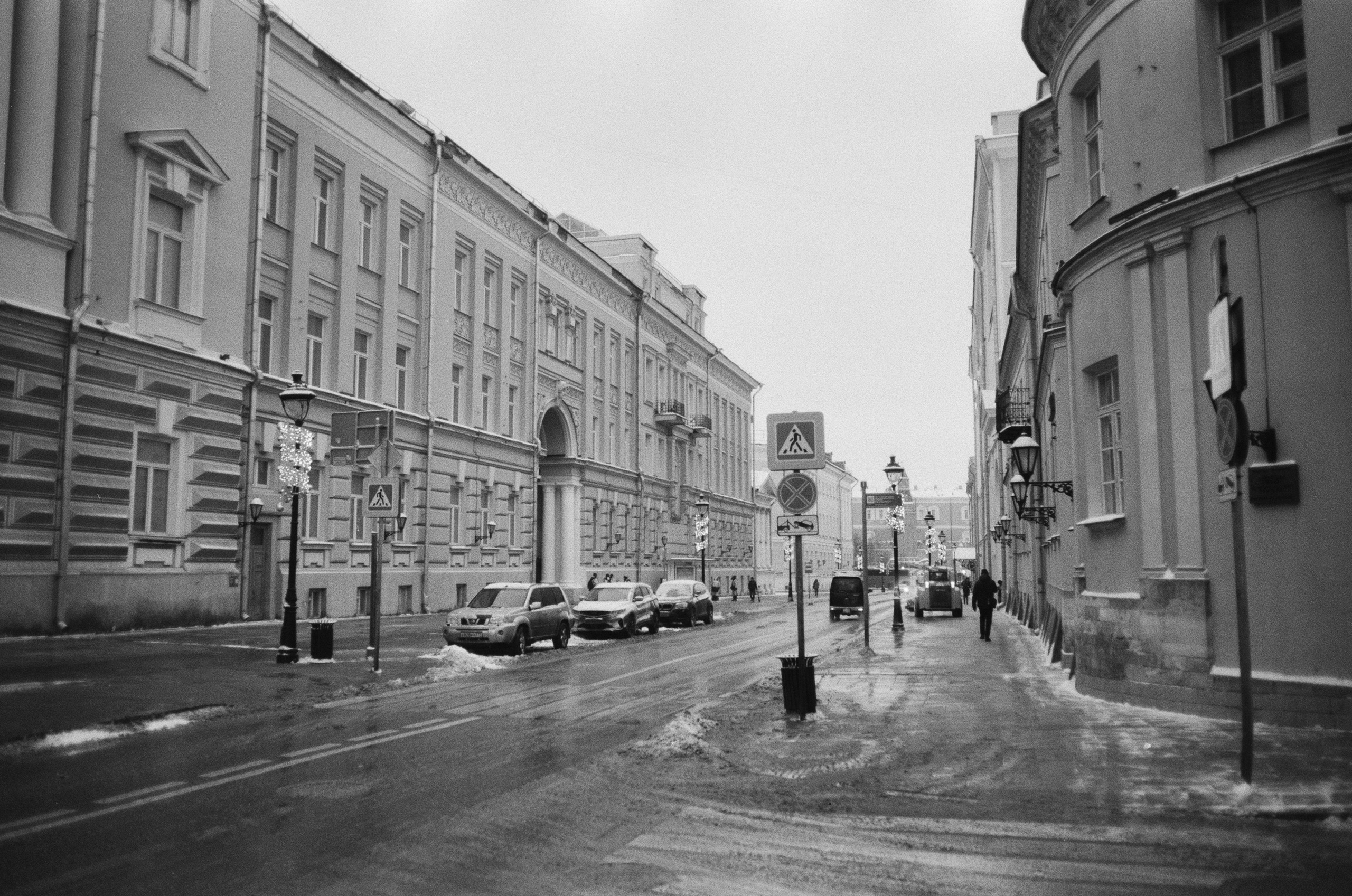 Воздвиженка / Voigtlander Bessa-T — Ultron 28 mm f2 / Fomapan 400 BW