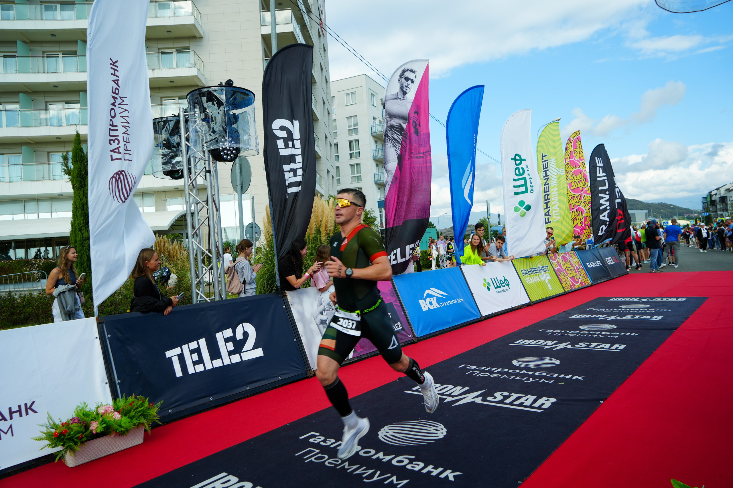 Фотоотчет партнерской интеграции для компании TELE2 на фестивале Ironstar. Репортажный фотограф в Красной Поляне и Сочи Павлюченко Екатерина