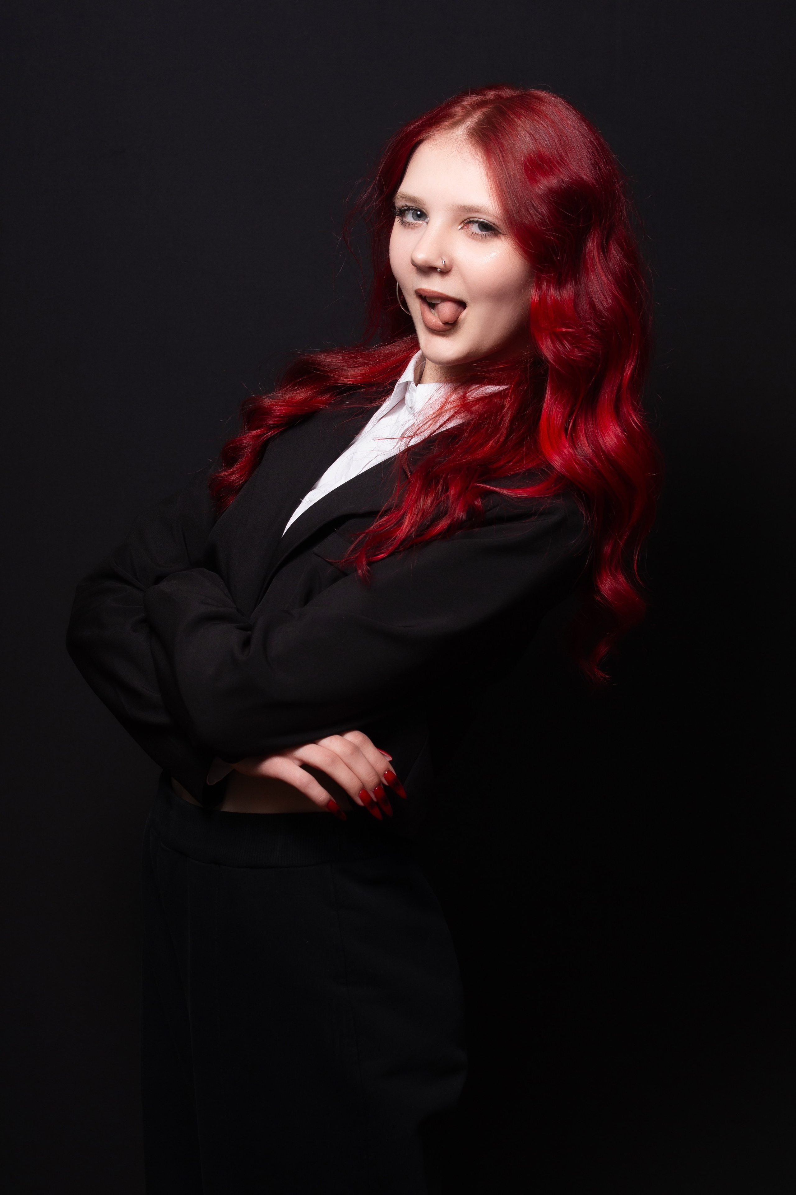 Портретная фотосессия для учеников 9 класса на чёрном фоне | Школьный фотограф Николай Богатырёв | Твой альбом / Твои правила. ТВОЙ АЛЬБОМ / ТВОИ ПРАВИЛА