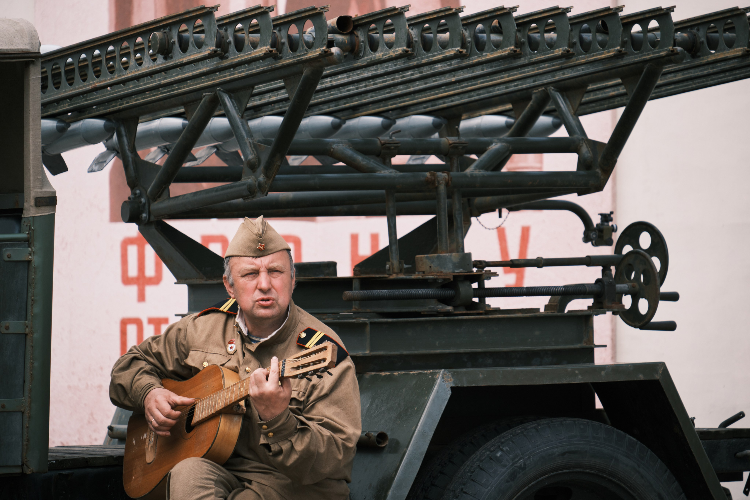 Мужчина играет на гитаре рядом с катюшей Москва 1945г