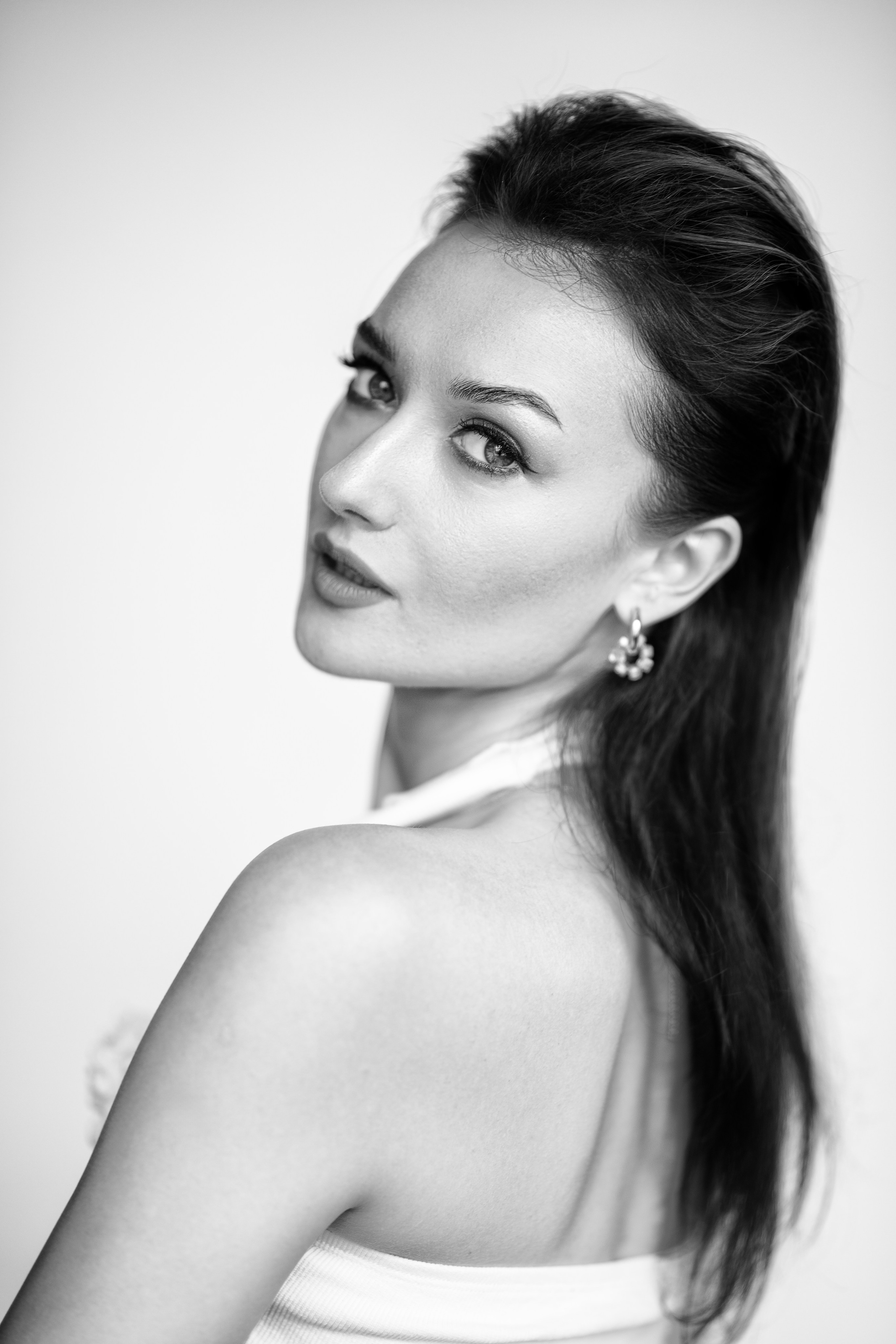 Студийный фотосет с Анастасией в минимальном интерьере в формате для «себя»