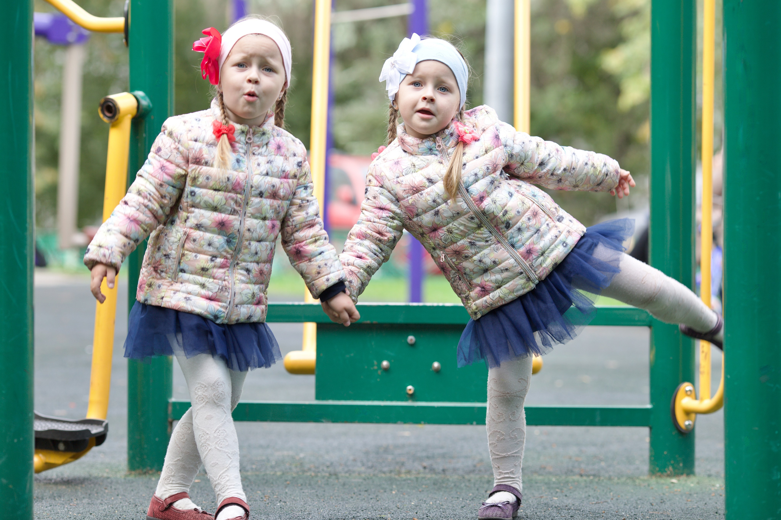 Фотосессия близняшек на детской площадке. Школьные выпускные альбомы в Москве Марина Николаева
