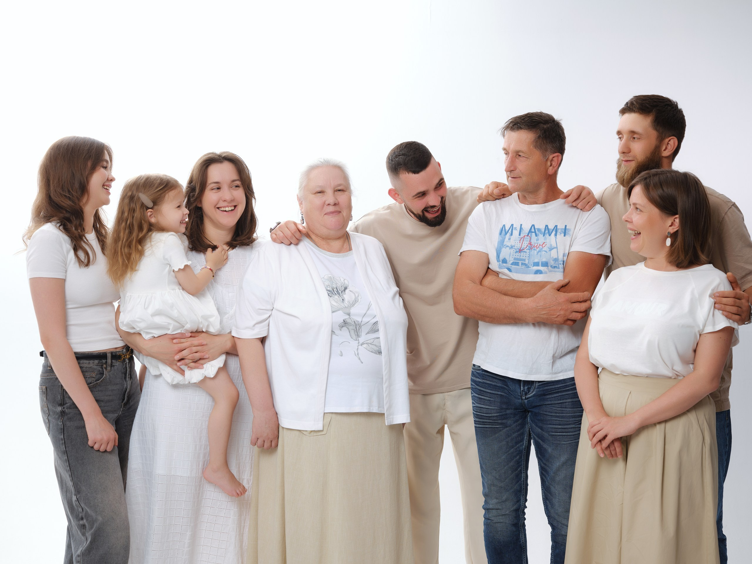 Семейный портрет родителей с новорождённым малышом на лужайке у музея-панорамы «Сталинградская битва»