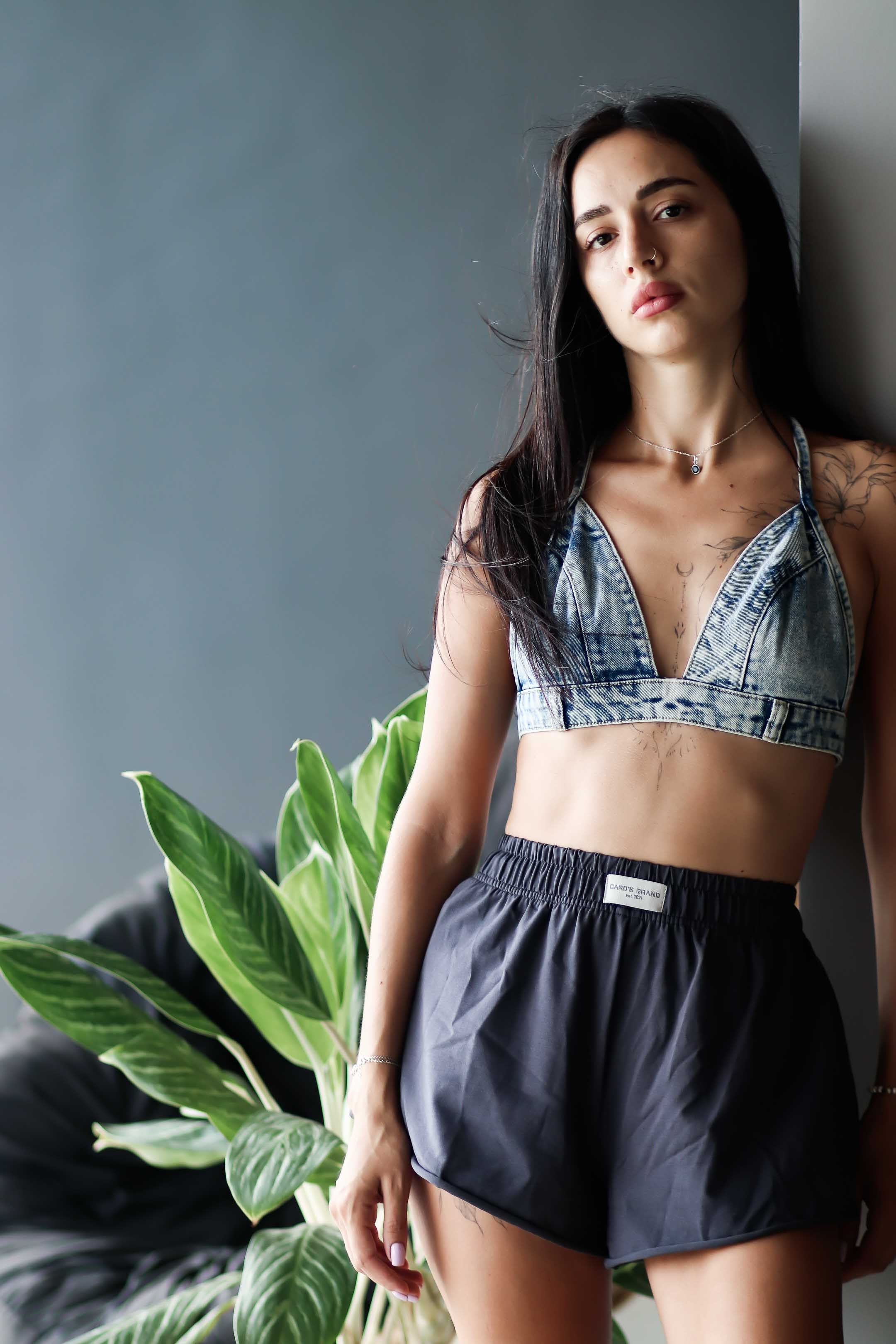 Коллекция купальников бикини. Фотограф на Шри-Ланке