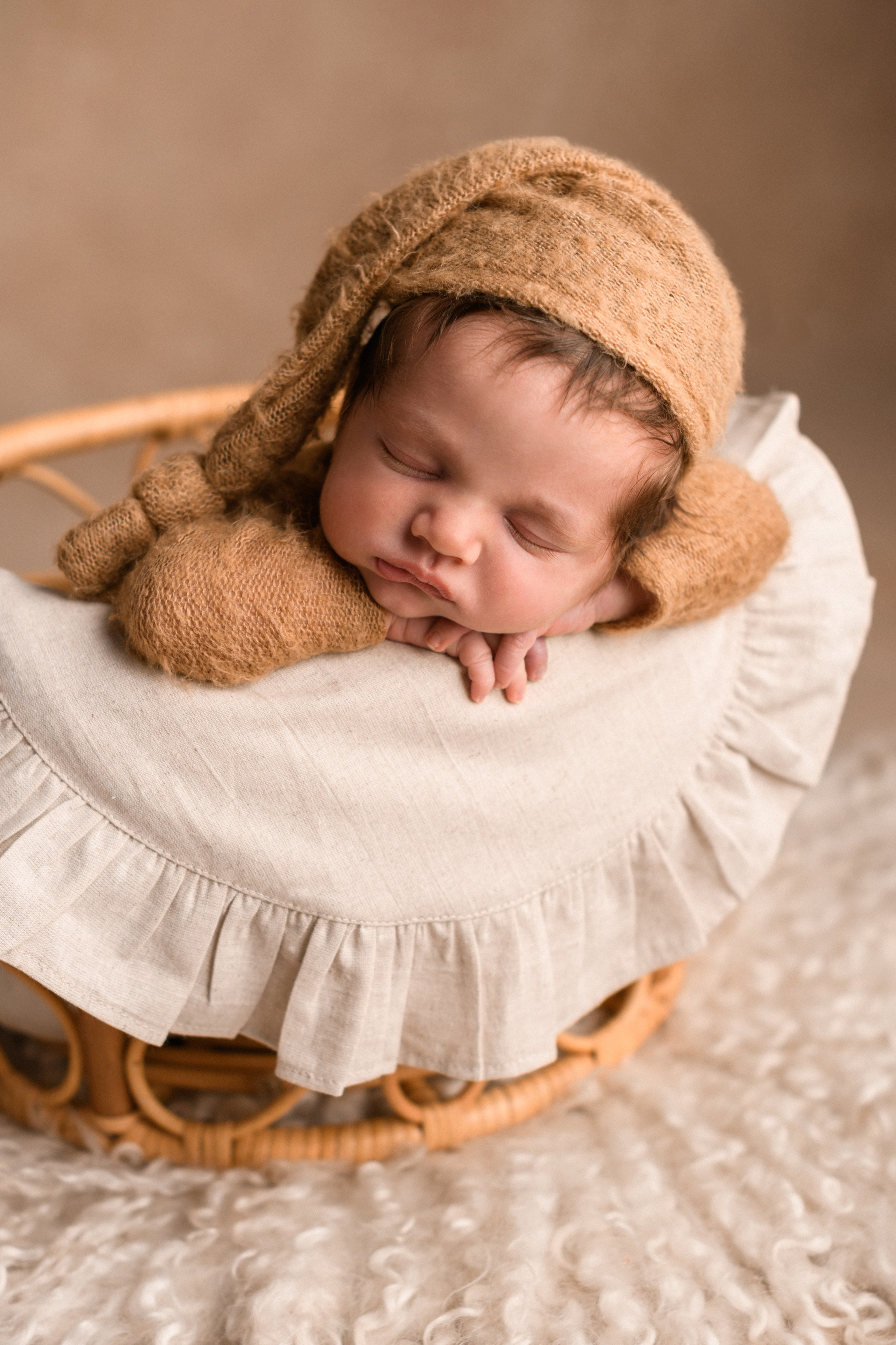 Новорожденный мальчик в корзинке в уютной студии "В капусте" фотографа новорожденных Алёны Лариной в Липецке