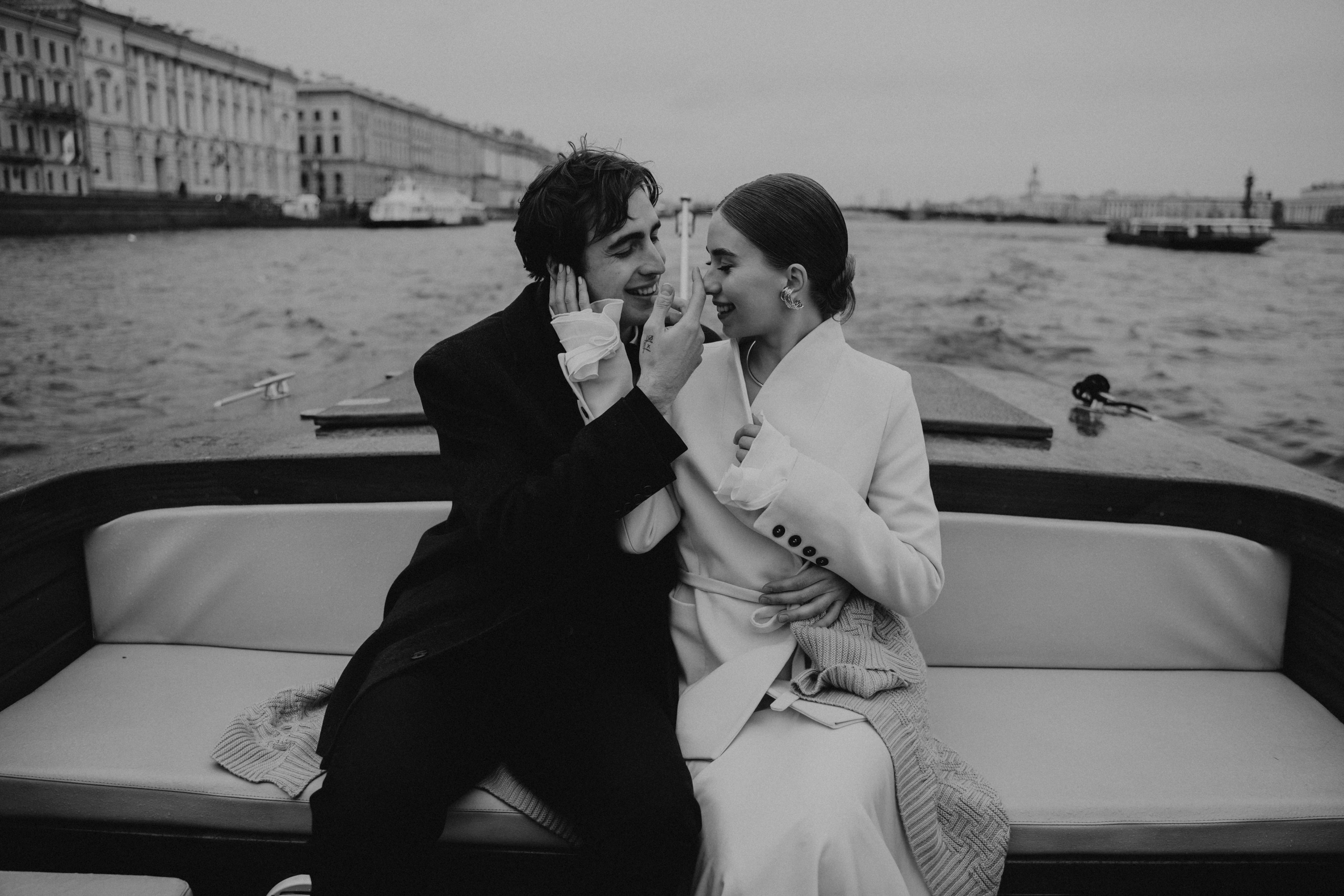 Свадебная фотосессия на катере в Питере