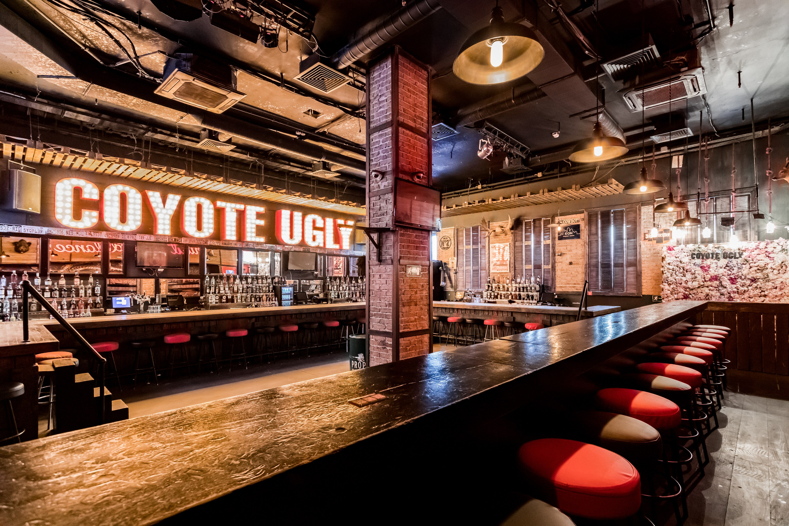 Фотосъемка для бара Гадкий Койот на улице Большая Дмитровка. Интерьеры, Контент, Портреты | Фотограф в Москве Дани Терно
