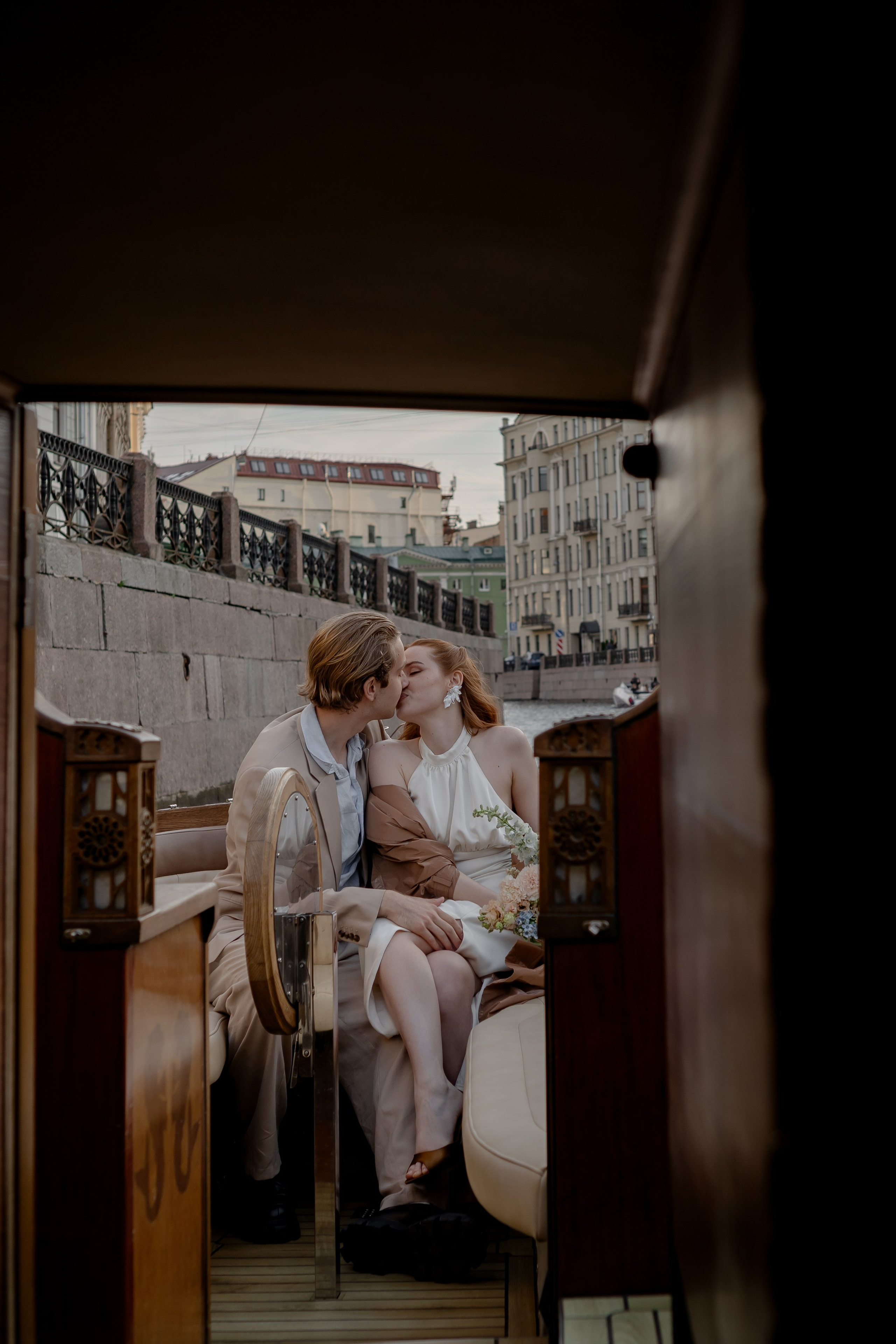 СВАДЕНБНАЯ СЬЕМКА НА КАТЕРЕ ПО КАНАЛАМ САНКТ-ПЕТЕРБУРГА И В АКВАТОРИИ НЕВЫ. Профессиональный фотограф, Санкт-Петербург — Виктория Богомолова