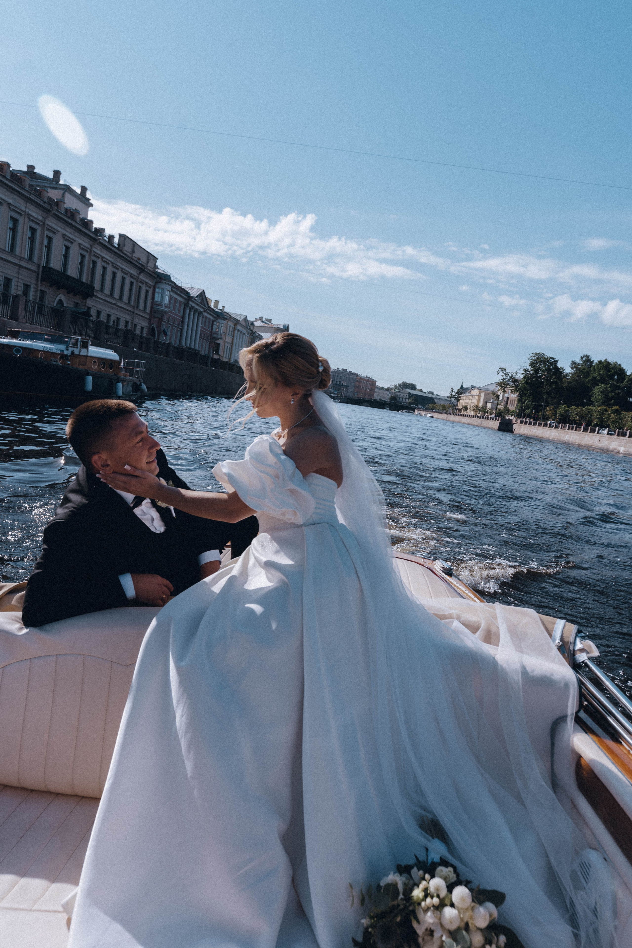 СВАДЕНБНАЯ СЬЕМКА НА КАТЕРЕ ПО КАНАЛАМ САНКТ-ПЕТЕРБУРГА И В АКВАТОРИИ НЕВЫ. Профессиональный фотограф, Санкт-Петербург — Виктория Богомолова