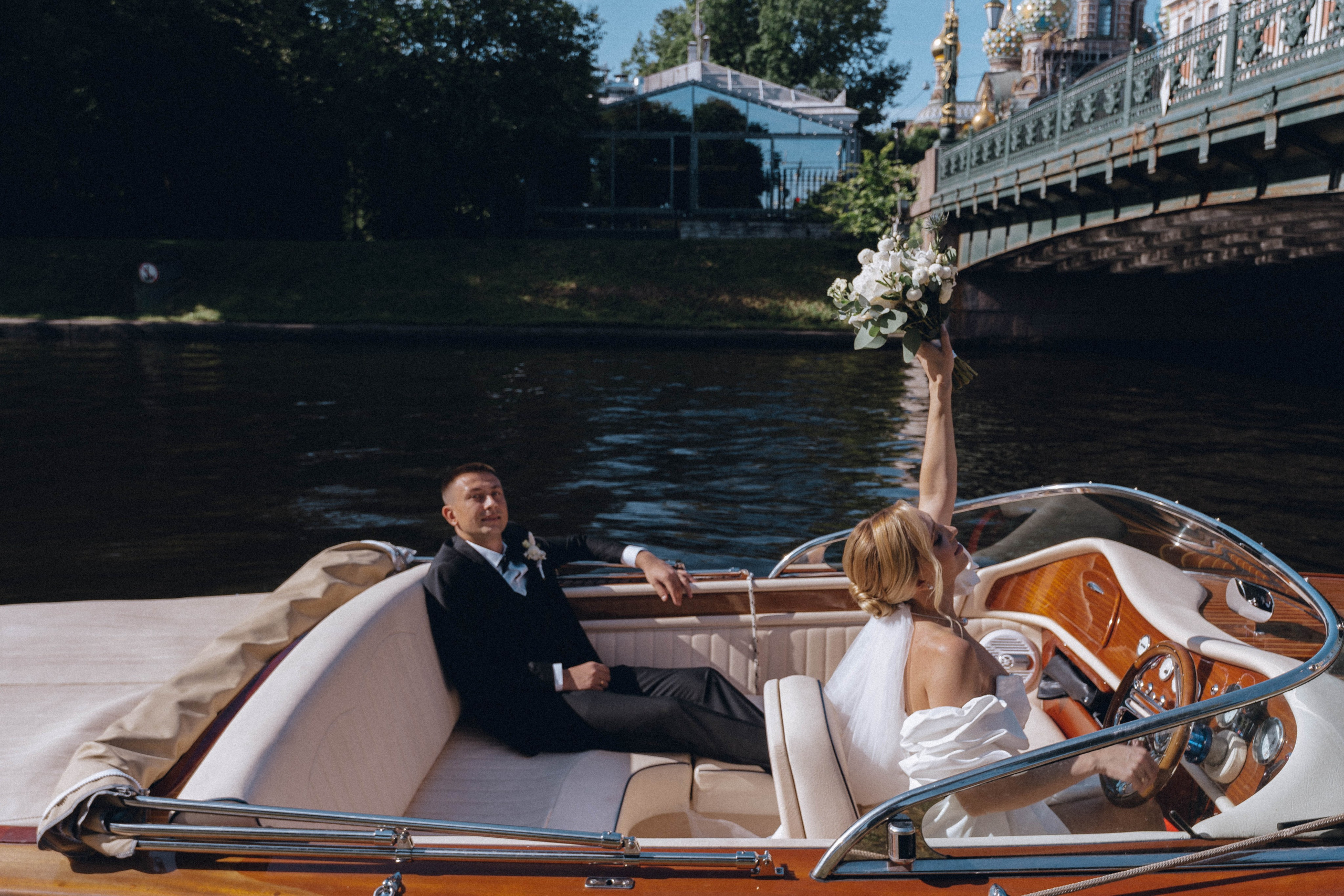 СВАДЕНБНАЯ СЬЕМКА НА КАТЕРЕ ПО КАНАЛАМ САНКТ-ПЕТЕРБУРГА И В АКВАТОРИИ НЕВЫ. Профессиональный фотограф, Санкт-Петербург — Виктория Богомолова