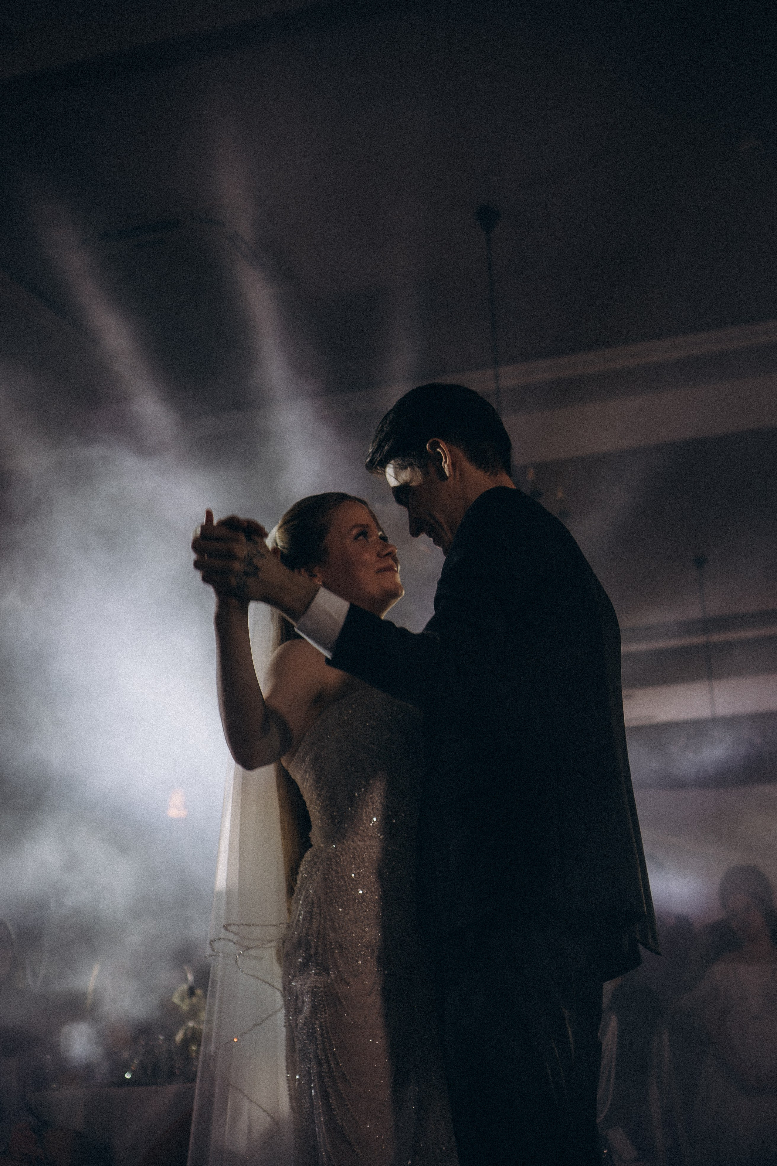 ПЕРВЫЙ ТАНЕЦ МОЛОДЫХ НА БАНКЕТЕ. ТРОГАТЕЛЬНЫЙ МОМЕНТ (СНЯТО В СИБИРЕ В НИЖНЕВАРТОВСКЕ). Профессиональный фотограф, Санкт-Петербург — Виктория Богомолова