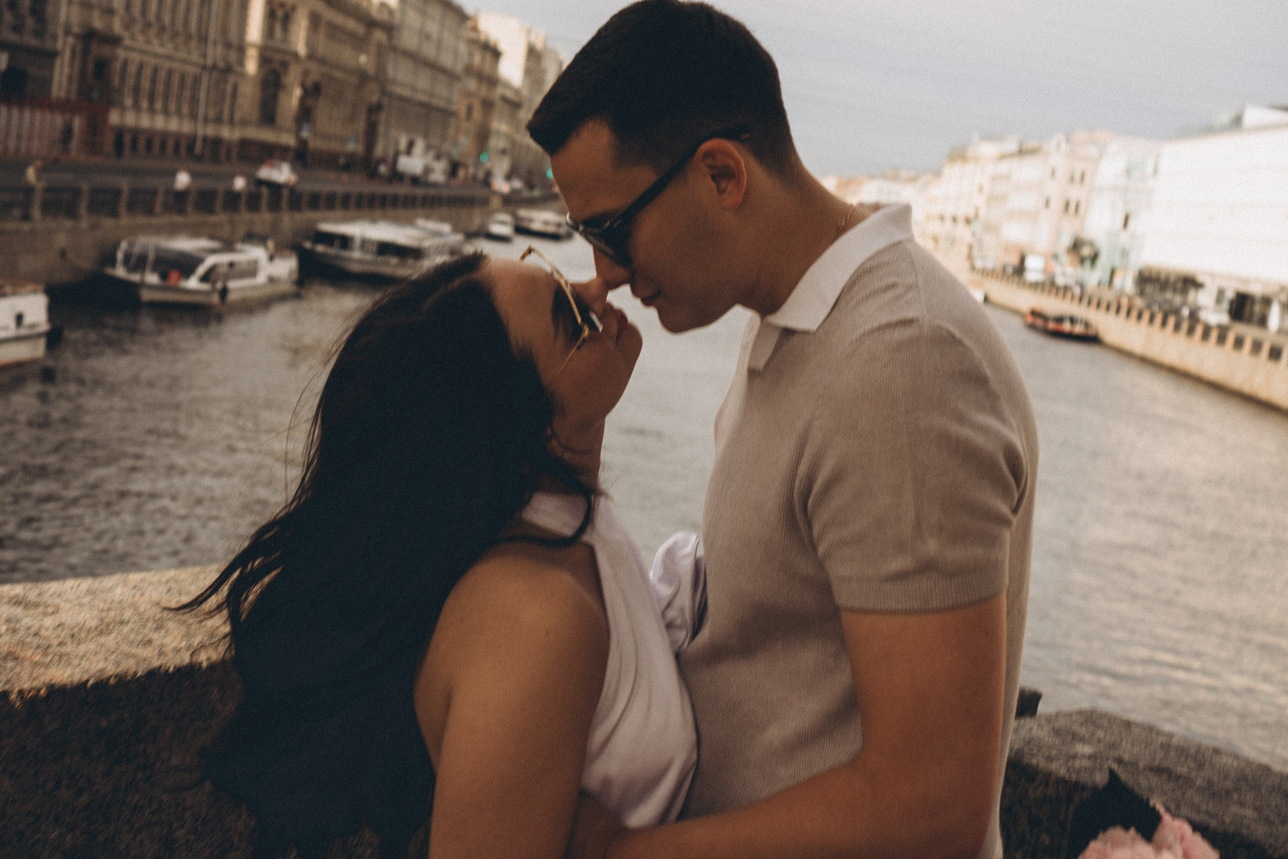 СВАДЕНБНАЯ СЬЕМКА НА КАТЕРЕ ПО КАНАЛАМ САНКТ-ПЕТЕРБУРГА И В АКВАТОРИИ НЕВЫ. Профессиональный фотограф, Санкт-Петербург — Виктория Богомолова