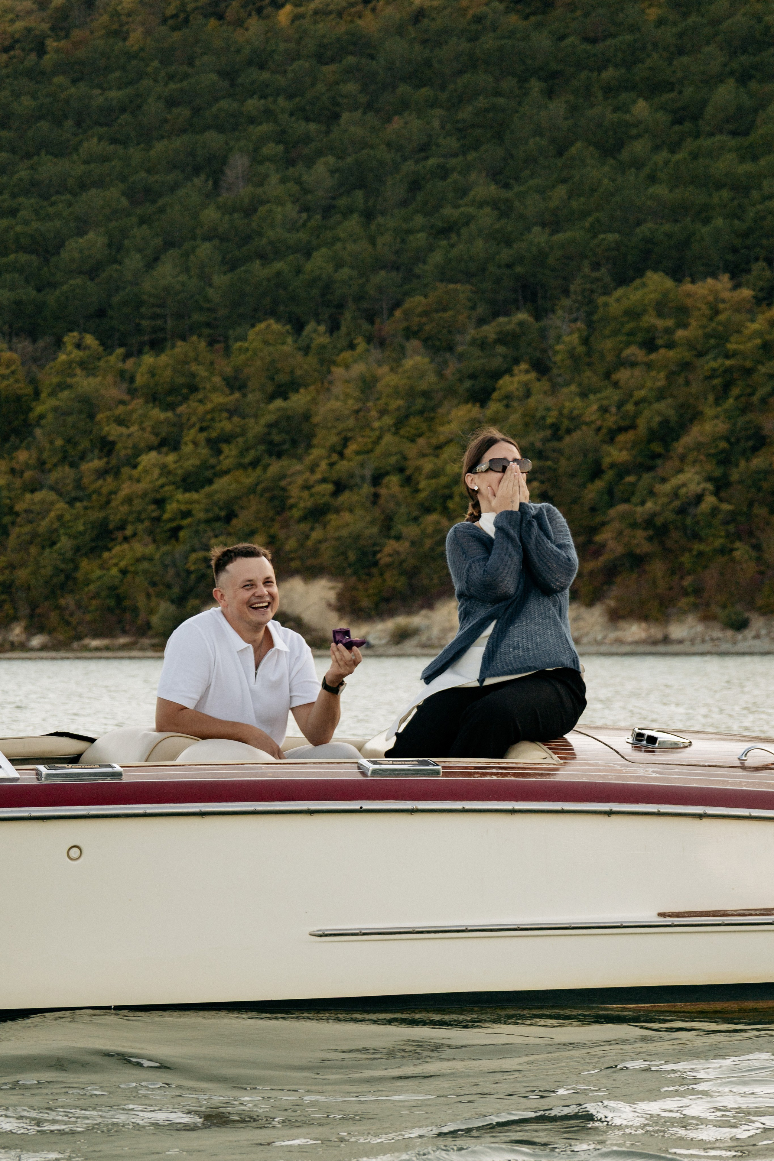 Искренний смех и нежность во время фотосессии на озере