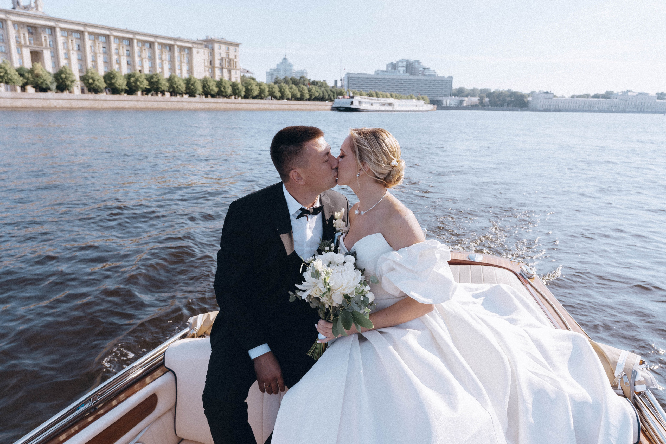 СВАДЕНБНАЯ СЬЕМКА НА КАТЕРЕ ПО КАНАЛАМ САНКТ-ПЕТЕРБУРГА И В АКВАТОРИИ НЕВЫ. Профессиональный фотограф, Санкт-Петербург — Виктория Богомолова