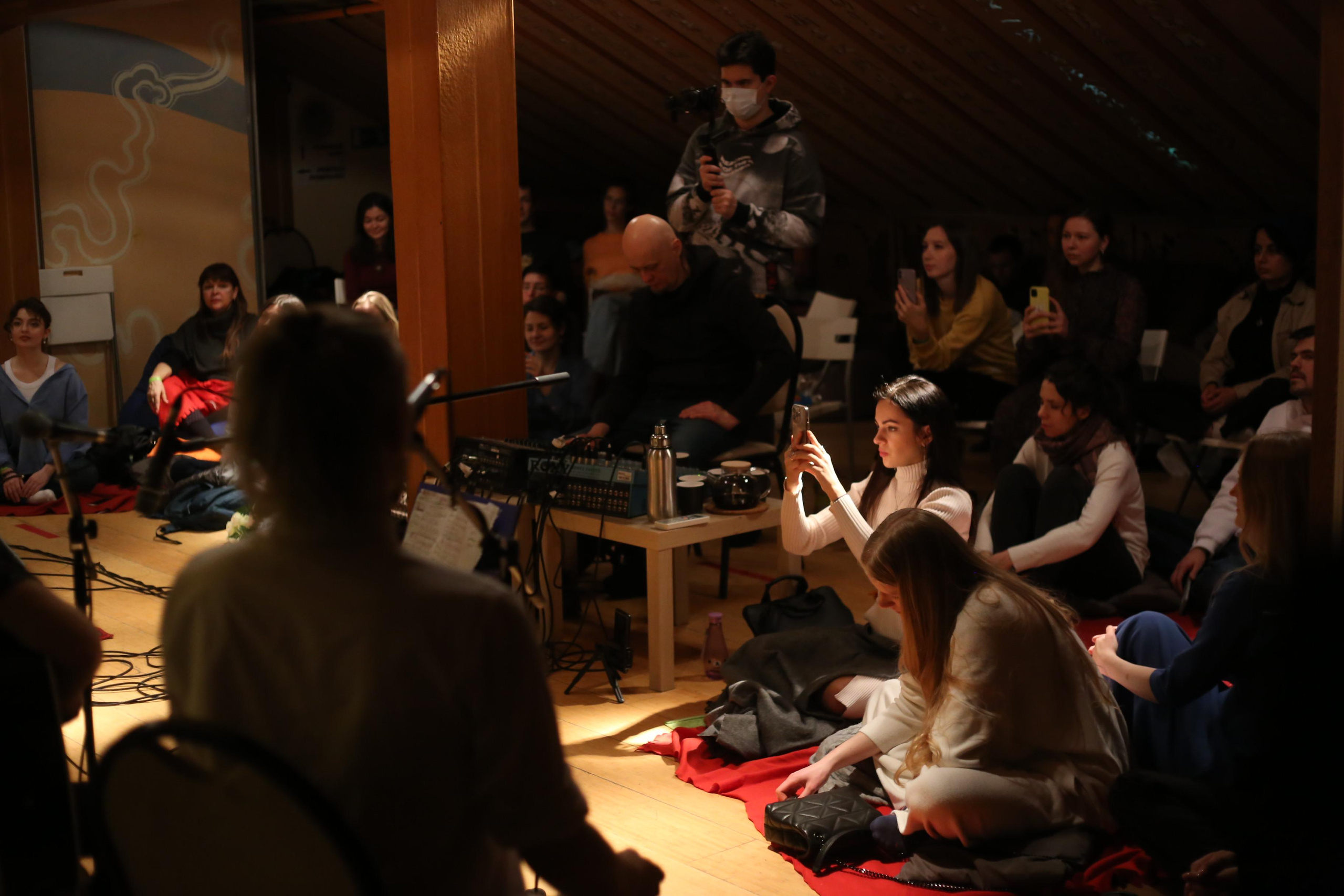 Музыкальный вечер исполнителя. Женский фотограф в Москве Екатерина Борисова Туры для женщин