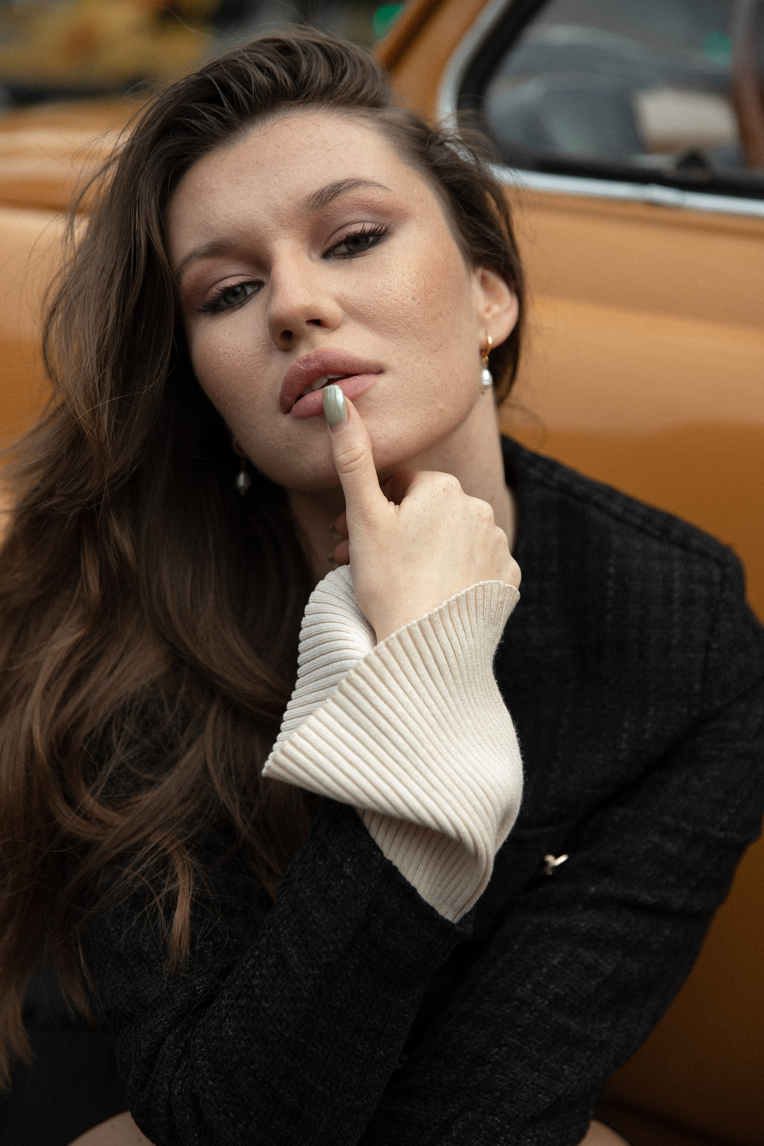 Женская фотосессия с ретро авто. Свадебный фотограф Бакрымова Валентина