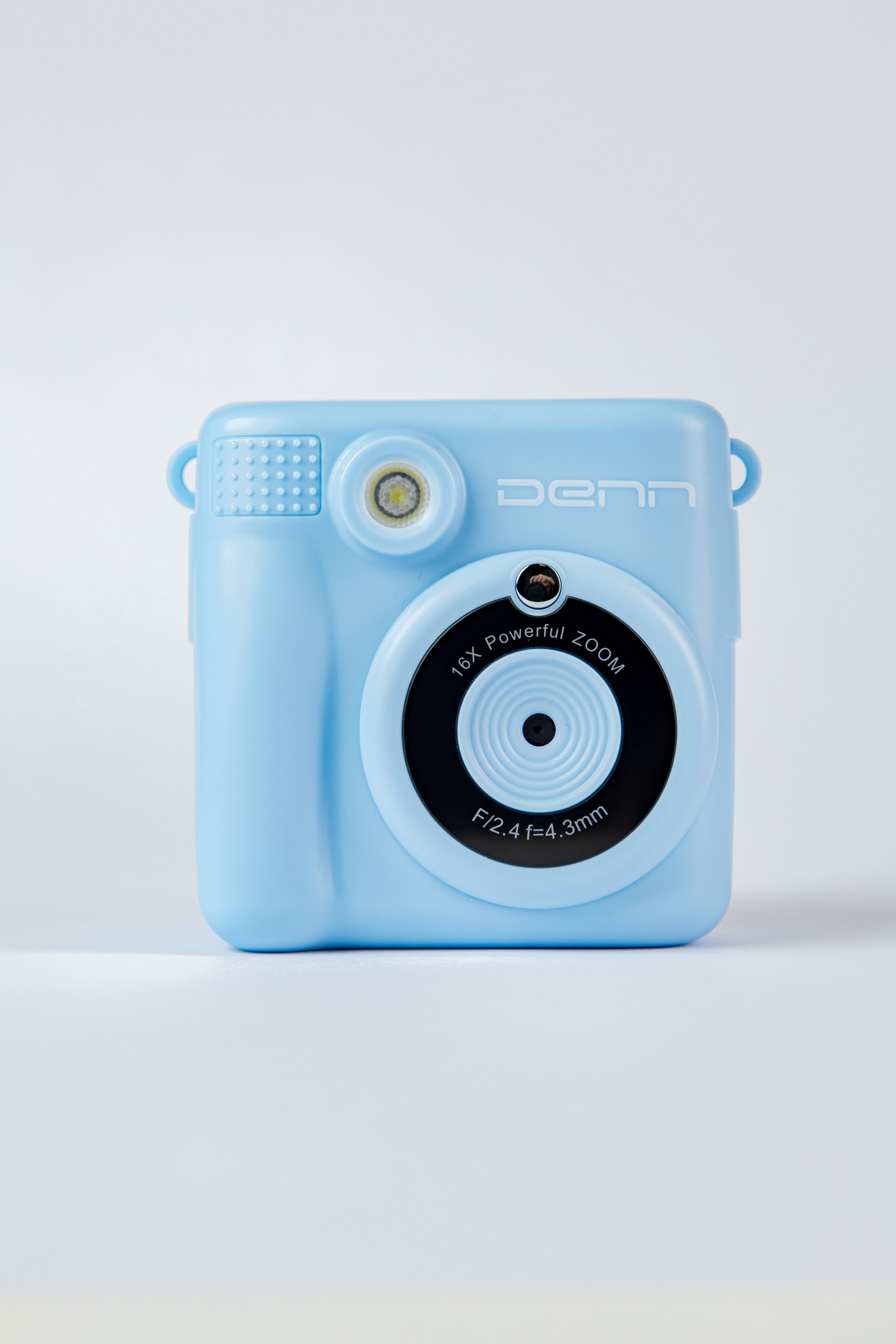 Камера моментальной печати на белом фоне