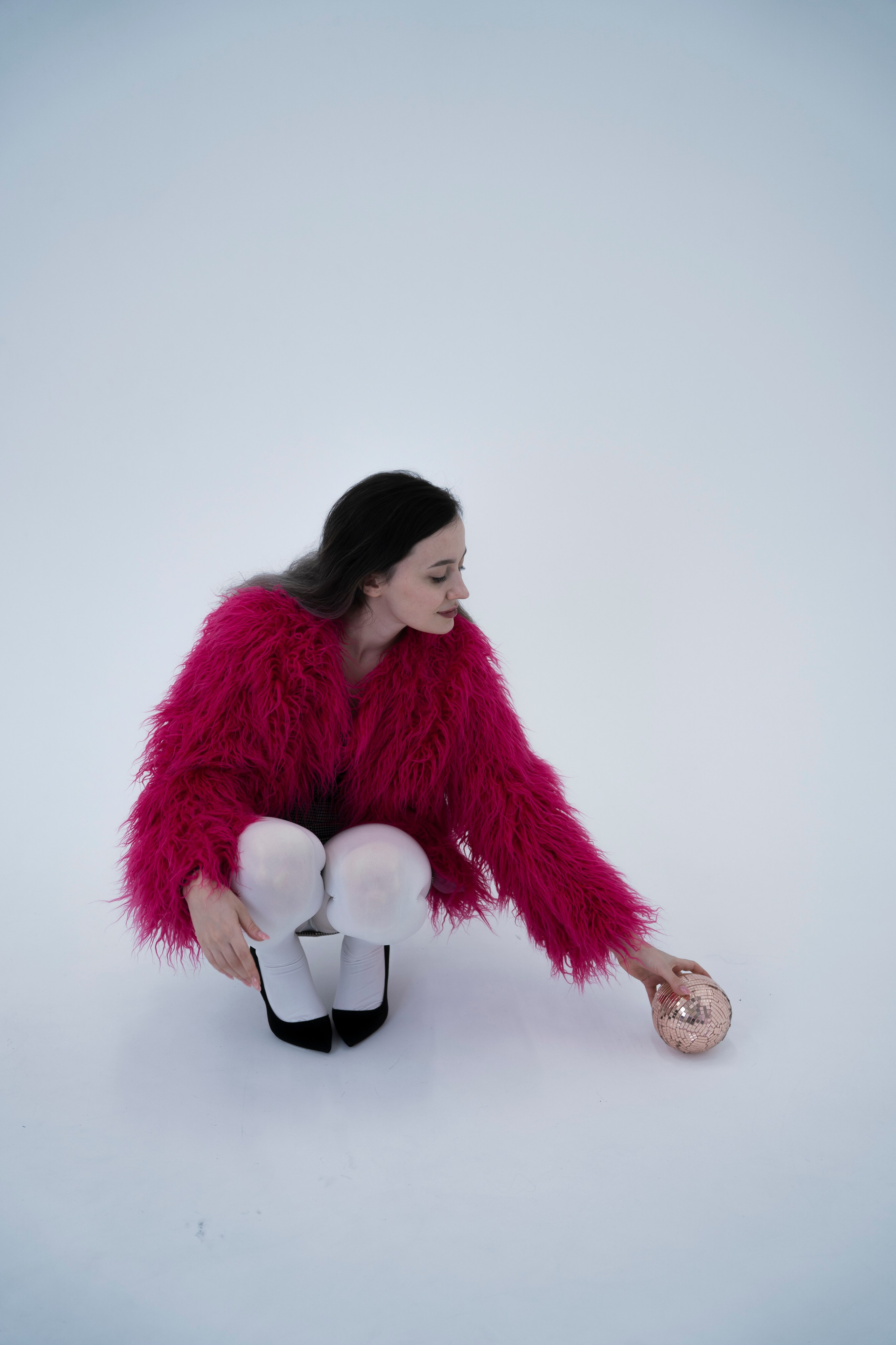 ДЕВОЧКА НА ШАРЕ. Главная