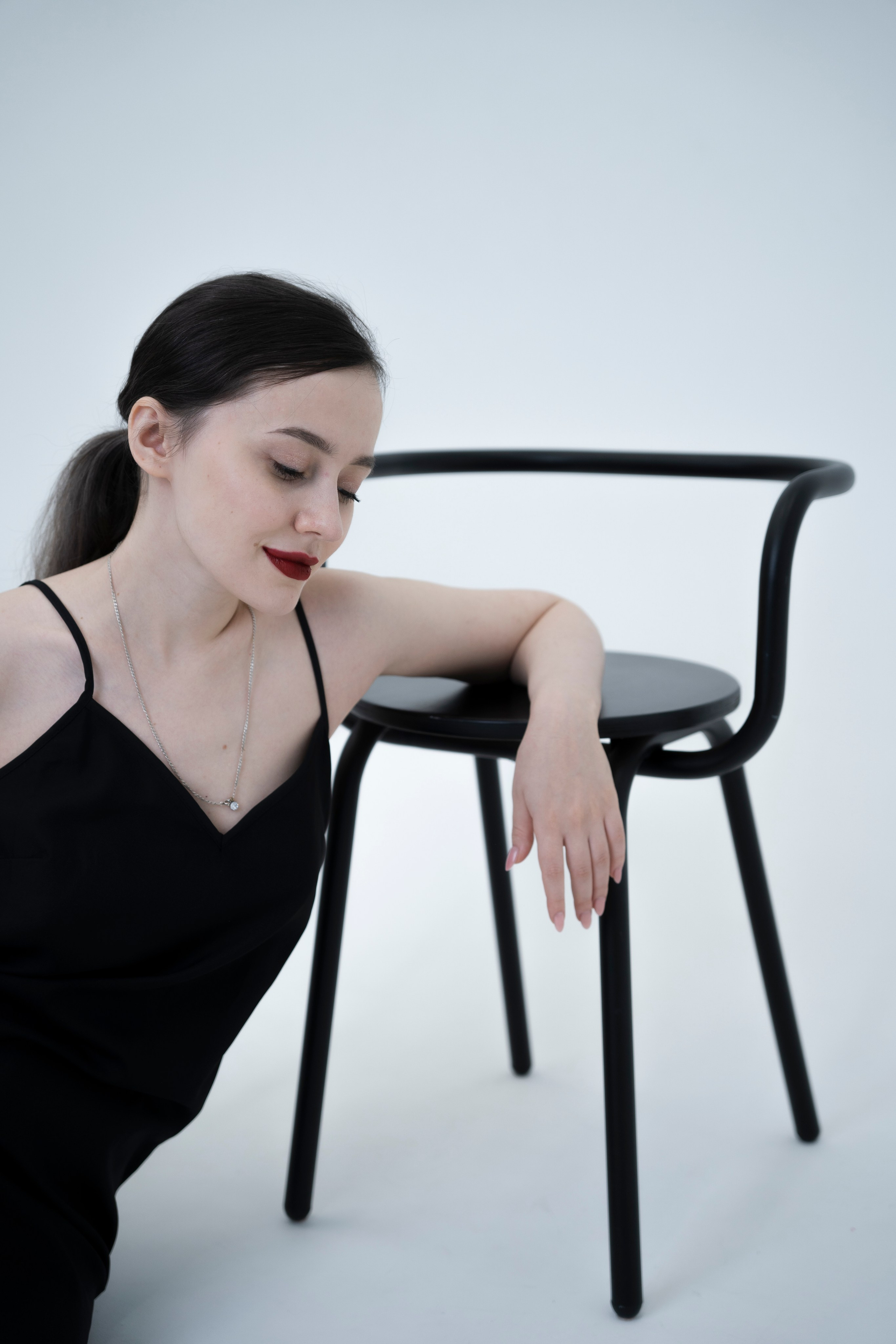 ДЕВОЧКА НА ШАРЕ. Главная