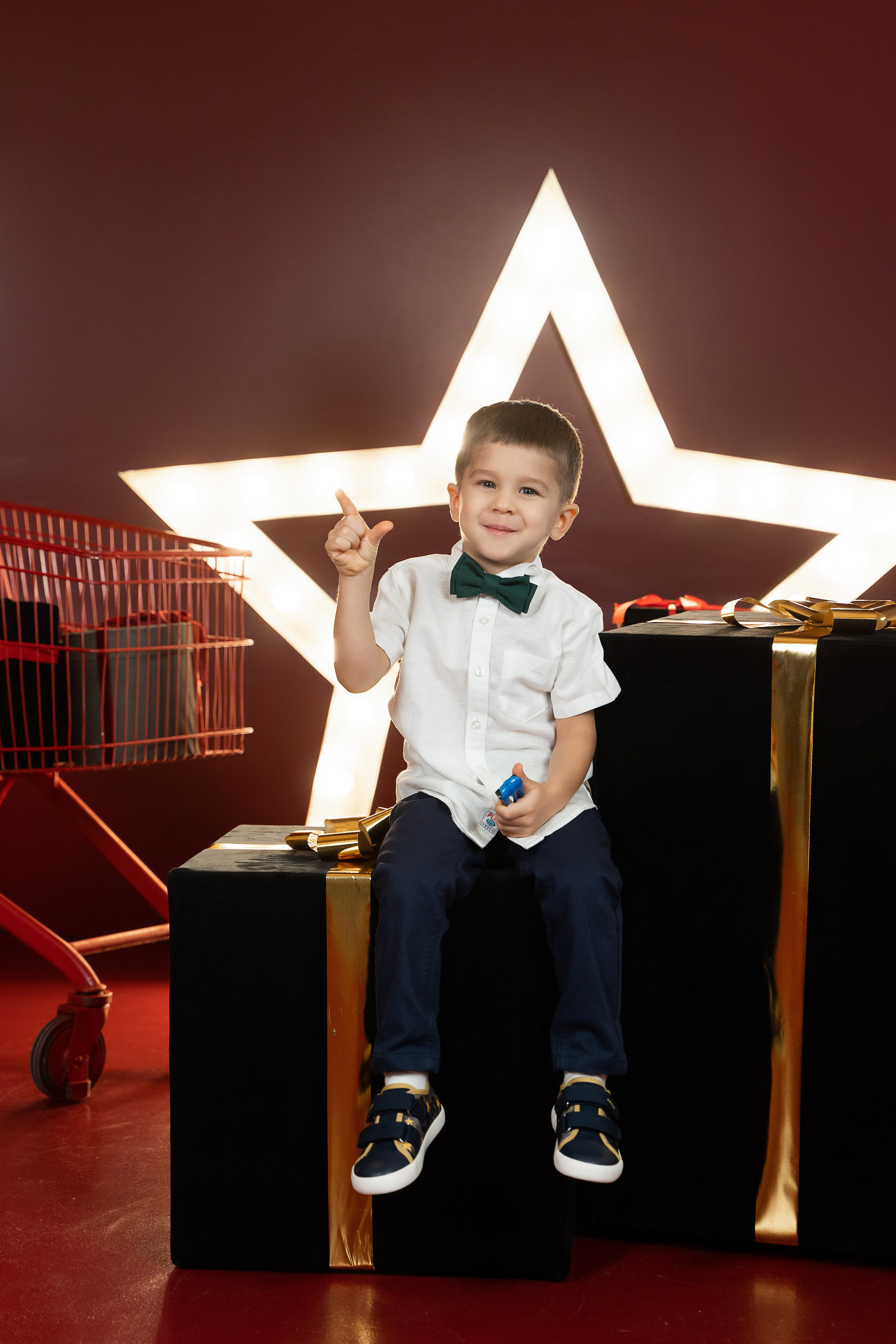 Новогодняя фотосессия с красной циклорамой. Фотограф Татьяна Мамонтова