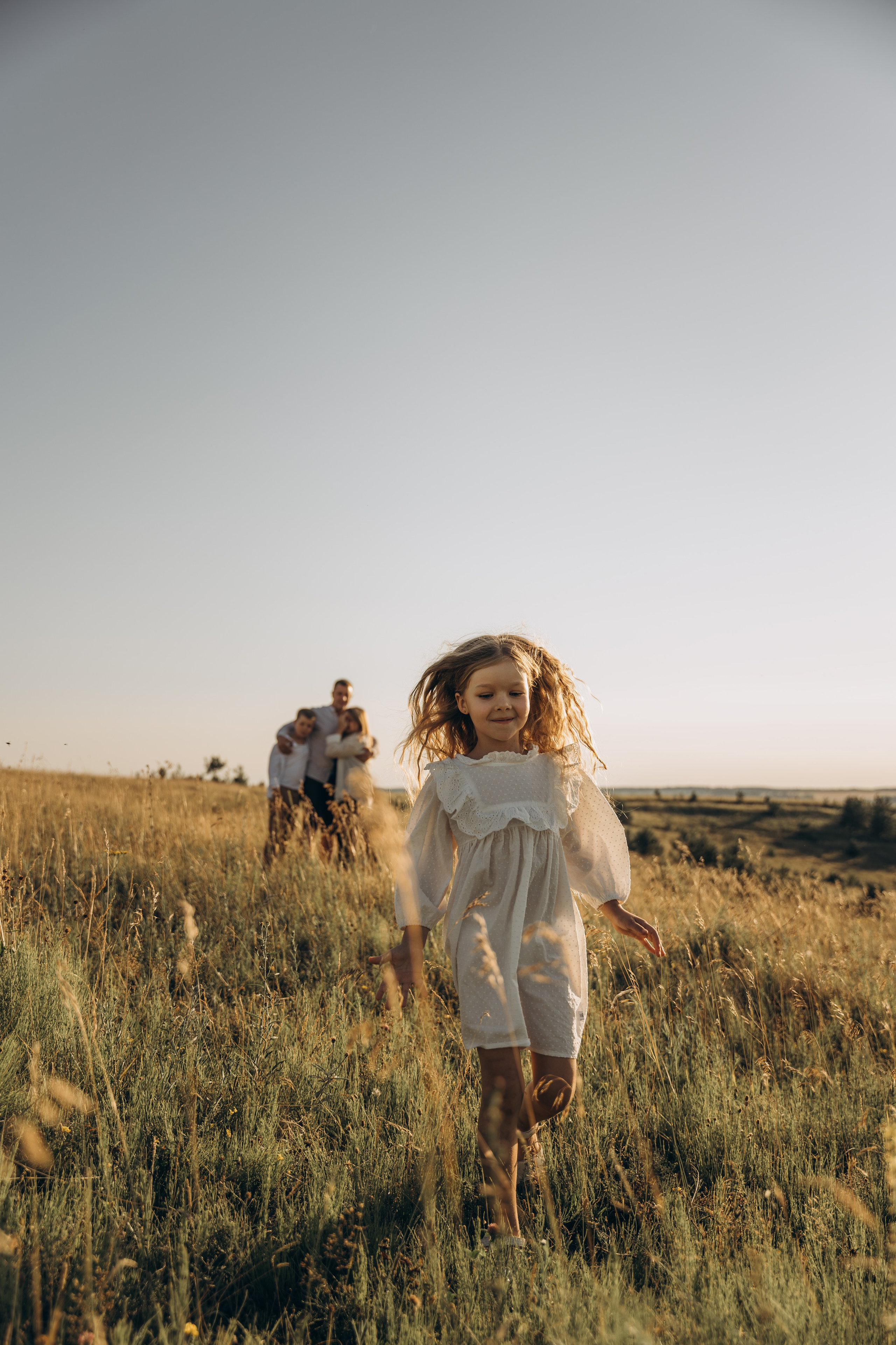 Летний луг, закат. Семейный фотограф Москва. Фотограф беременности и материнства Москва